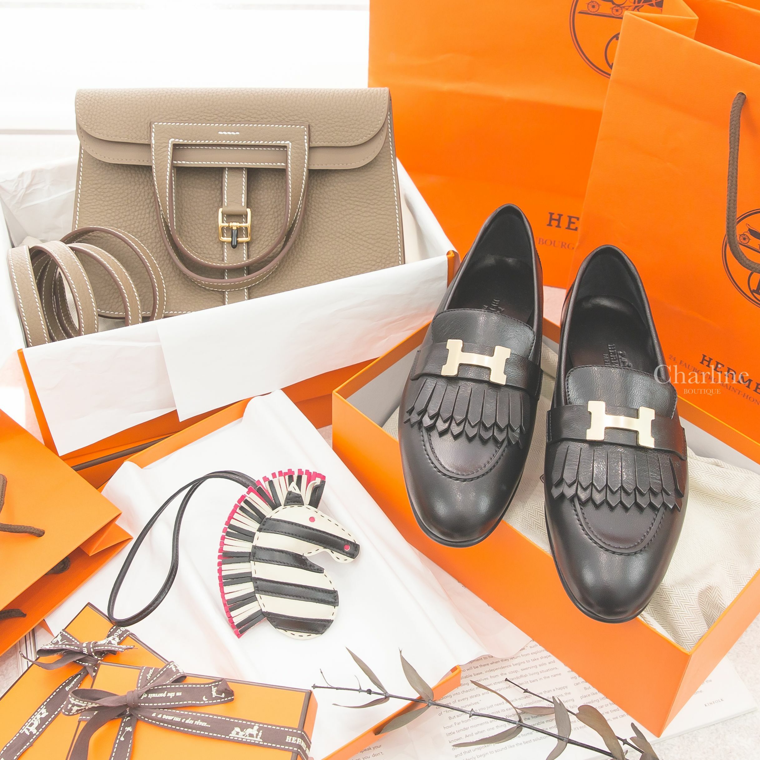 Hermès Charm 奶昔白/黑色/墨西哥玫瑰粉流蘇斑馬吊飾,Hermès Loafer 黑色金釦H流蘇山羊皮樂福鞋,Hermès Halzan 25cm 18 Etoupe T/C 大象灰金釦-Charline Boutique 精品代購