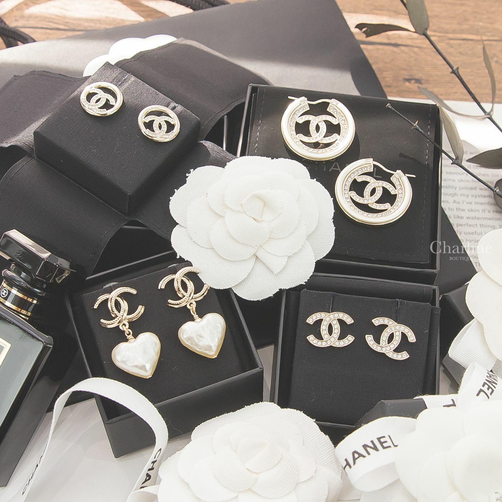 Chanel 金色壓紋滾邊CC白色樹脂愛心垂墜耳環,Chanel 金色水鑽CC滾邊簍空圓形耳環,Chanel 金色水鑽CC耳環,Chanel 金色水鑽CC簍空圓型耳環-Charline Boutique 精品代購