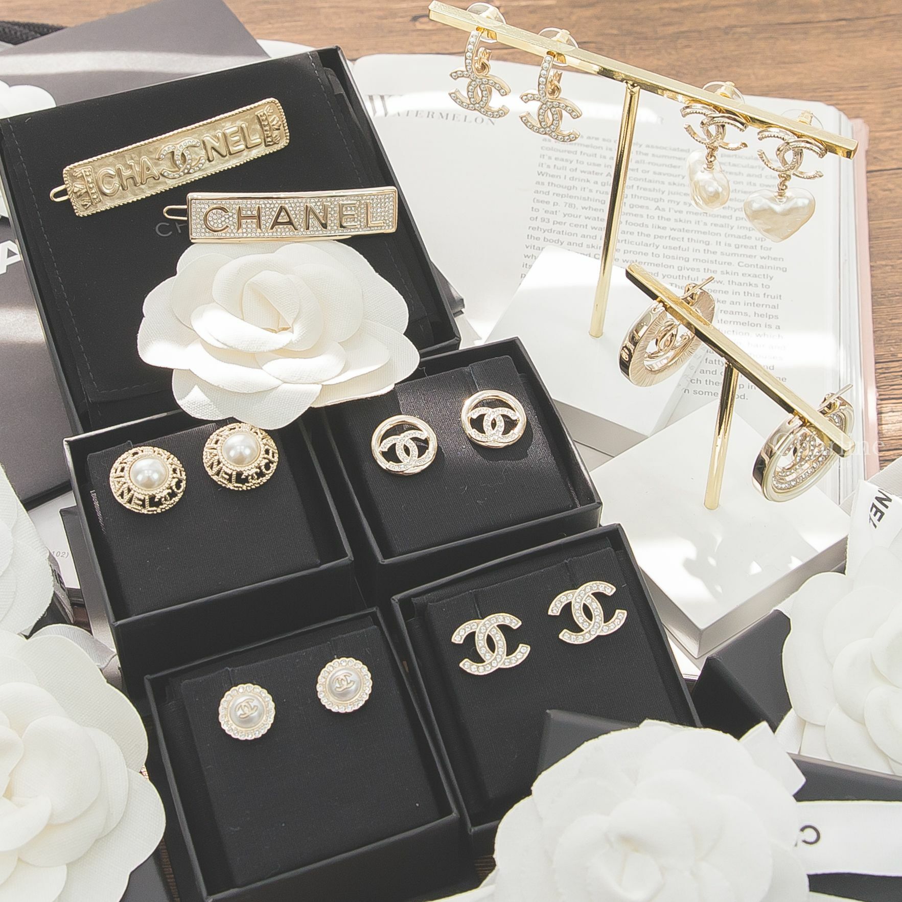 Chanel 金色壓紋滾邊CC愛心垂墜耳環,金色水鑽CC滾邊圓形耳環,金色水鑽CC耳環,金色水鑽CC簍空圓型耳環,金色水鑽CC皇冠字母髮夾,金色字母水鑽髮夾,金色花瓣CC珍珠圓型耳環,金色簍空珍珠圓型耳環-Charline Boutique 精品代購