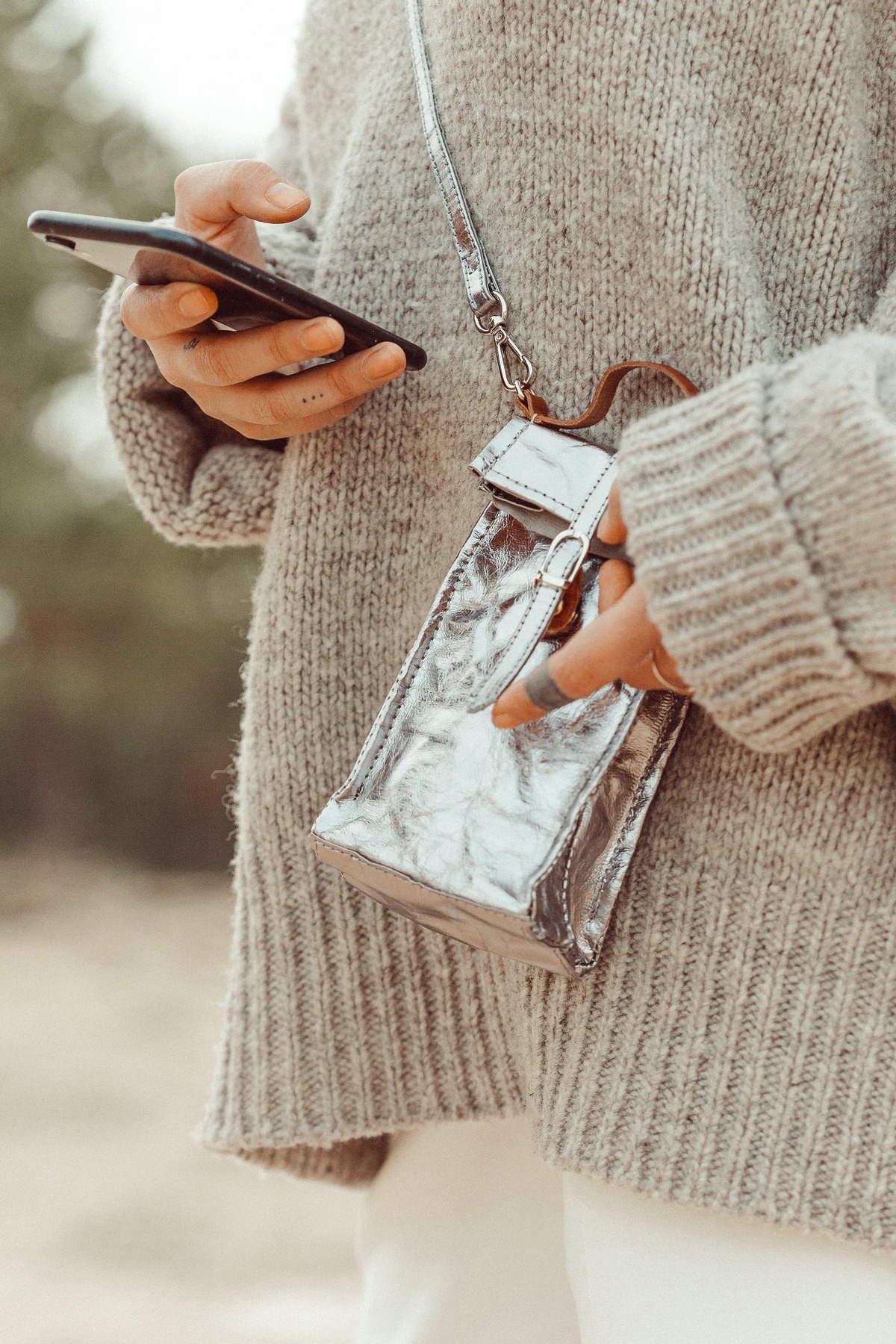 UASHMAMA | LUNCH I-PHONE 側揹手機袋（白金、錫灰）