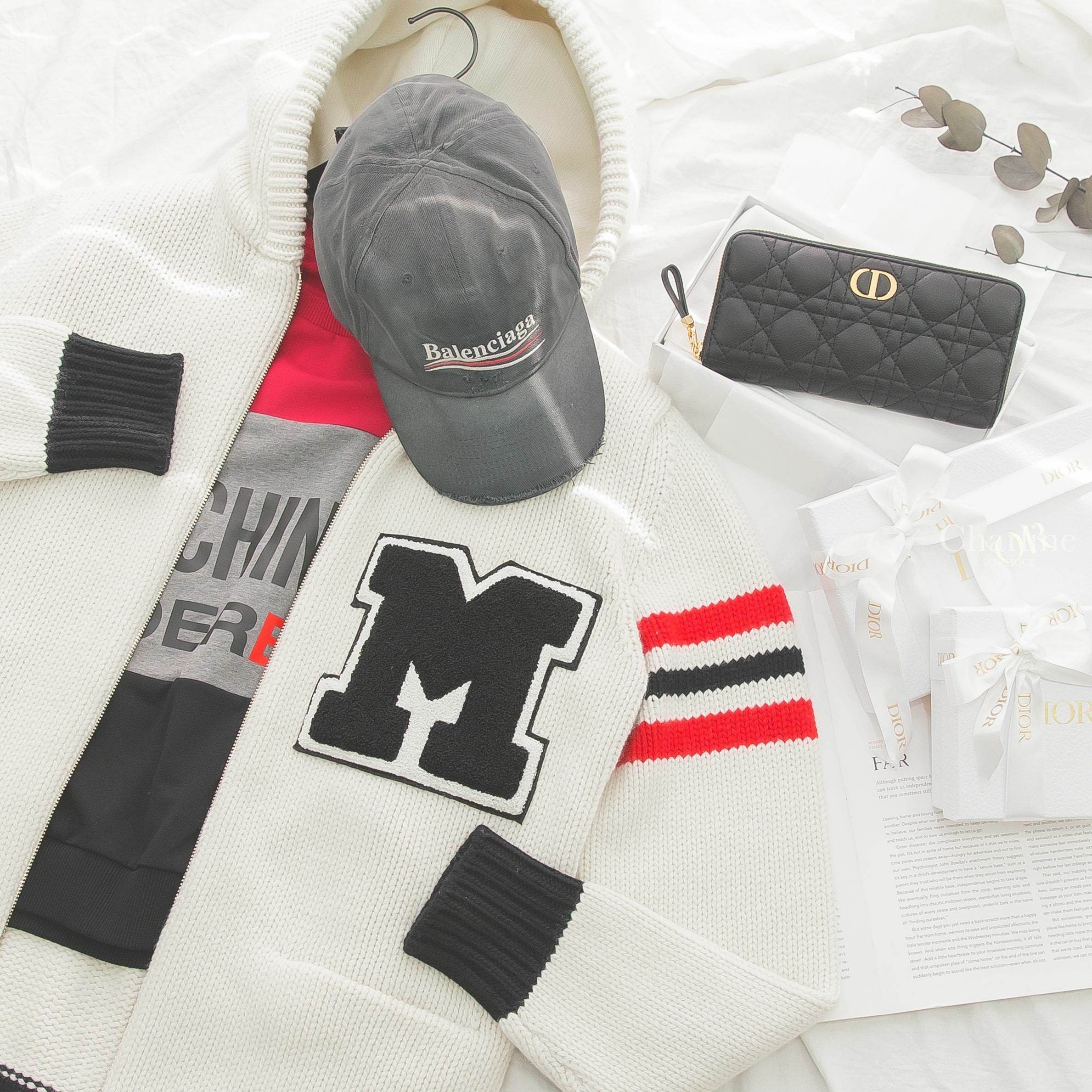 Miumiu 白色黑字大寫M紅黑線條連帽拉鏈羊毛針織長袖外套,Moschino 紅色灰色黑色字母小熊短版長袖棉T,Balenciaga 黑灰色白字紅白曲線繡花刷破棉質棒球帽,Dior 黑色金釦牛皮拉鍊長夾-Charline Boutique 精品代購