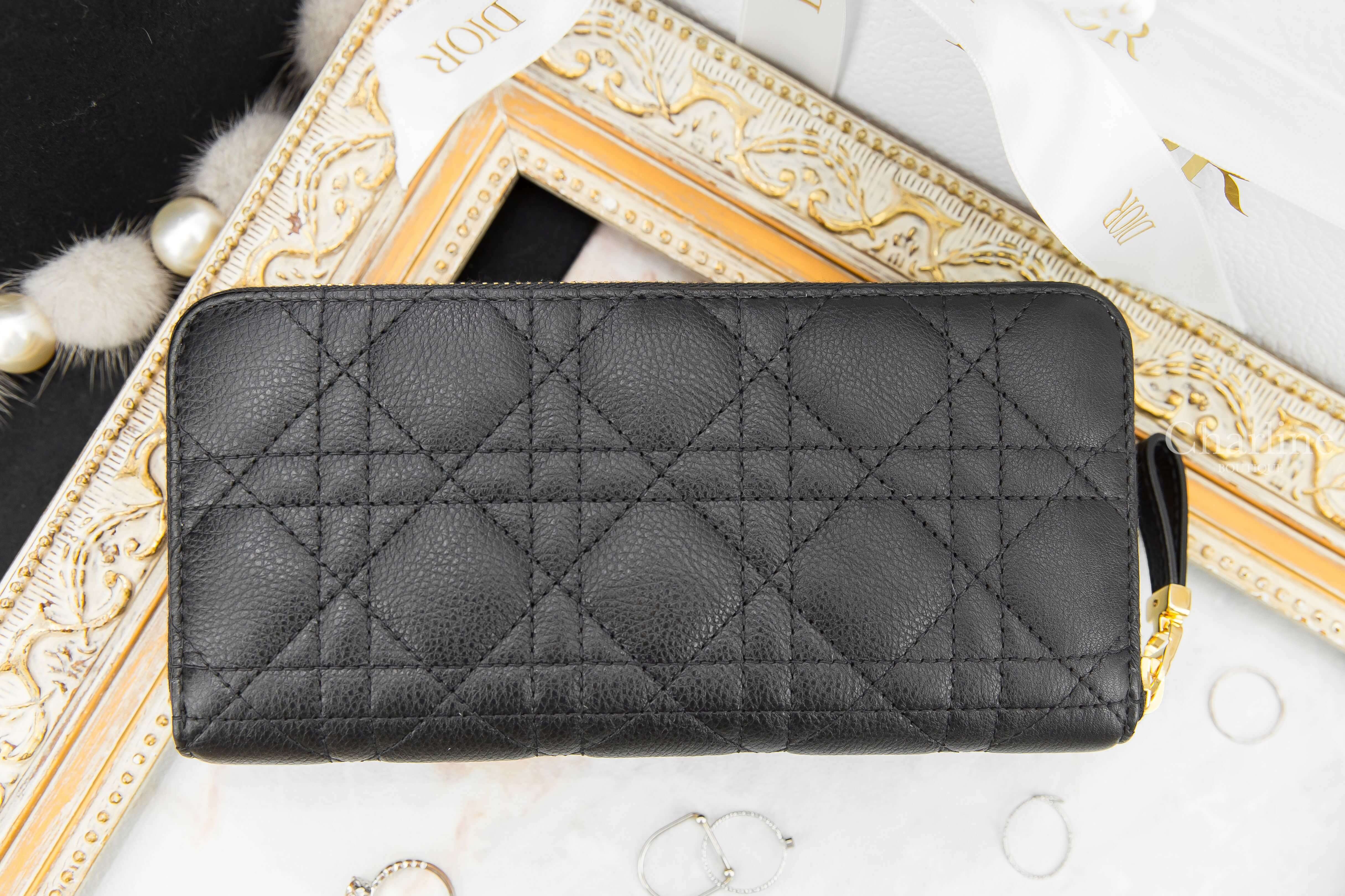 Dior Dior Caro Voyageur Wallet 黑色金釦牛皮藤格紋拉鍊長夾-Charline Boutique 精品代購