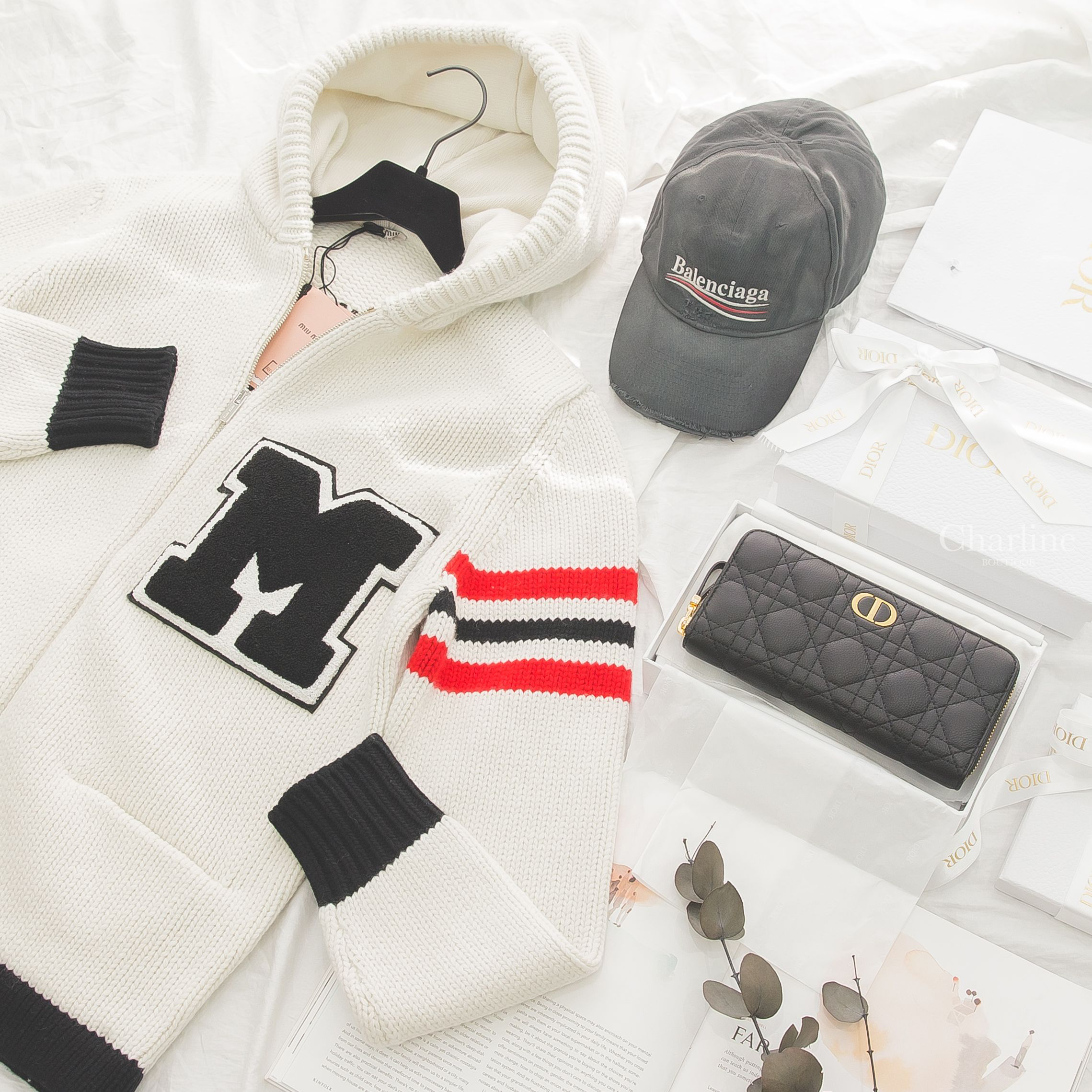 Miumiu Jacket 白色黑字大寫M紅黑線條連帽拉鏈羊毛針織長袖外套,Balenciaga Cap 黑灰色白字紅白曲線繡花刷破棉質棒球帽,Dior Wallet 黑色金釦牛皮藤格紋拉鍊長夾-Charline Boutique 精品代購
