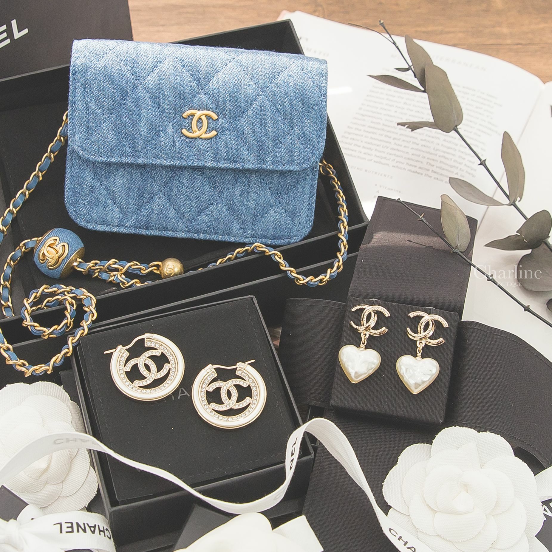 Chanel 藍色金CC金色小珠鍊帶牛仔布菱格紋零錢包,Chanel 金色壓紋滾邊CC白色樹脂愛心垂墜耳環,Chanel 金色水鑽CC滾邊簍空圓形耳環-Charline Boutique 精品代購