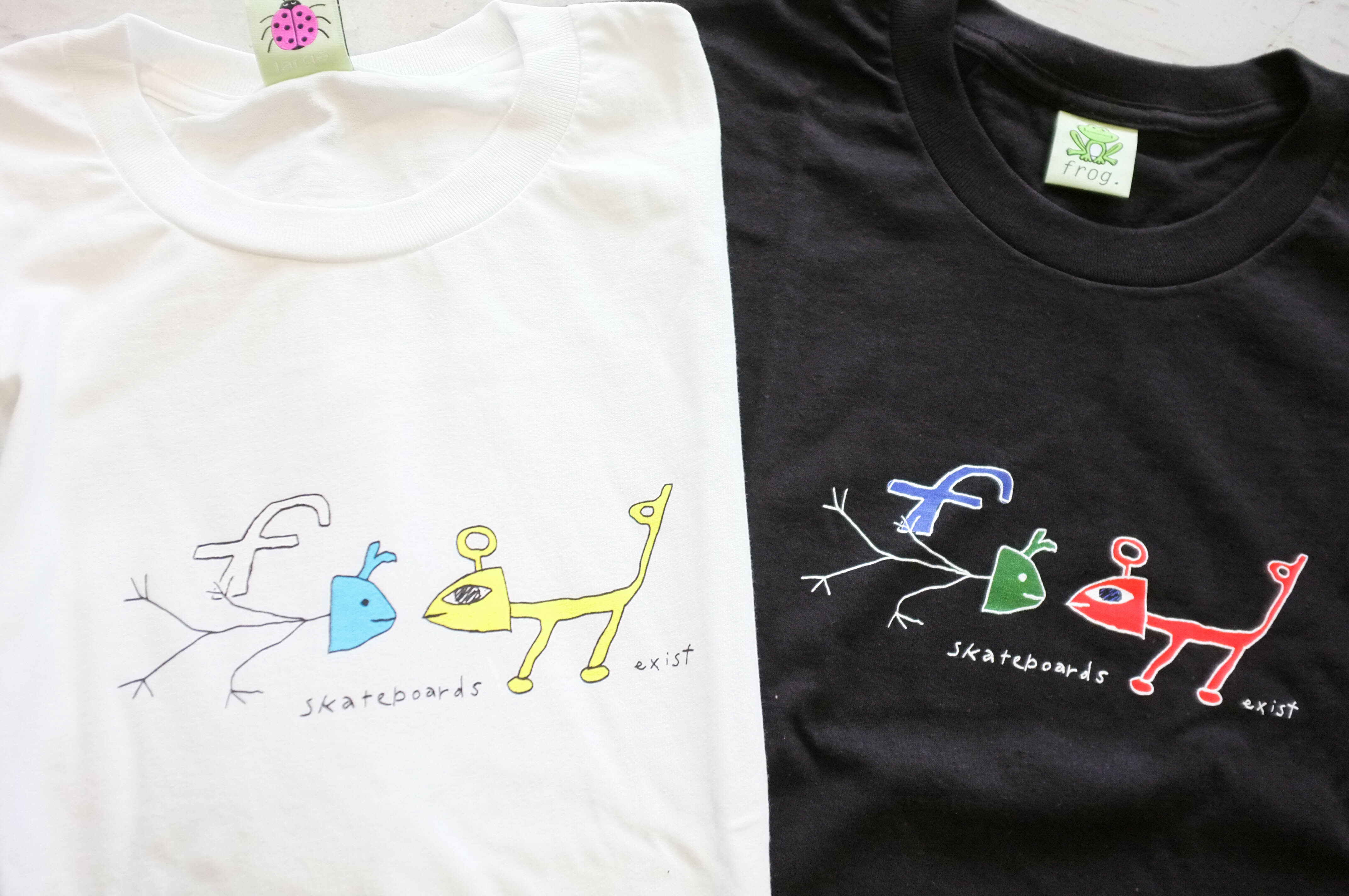 【車庫服飾】FROG EXISTS！ TEE 文字塗鴉短T