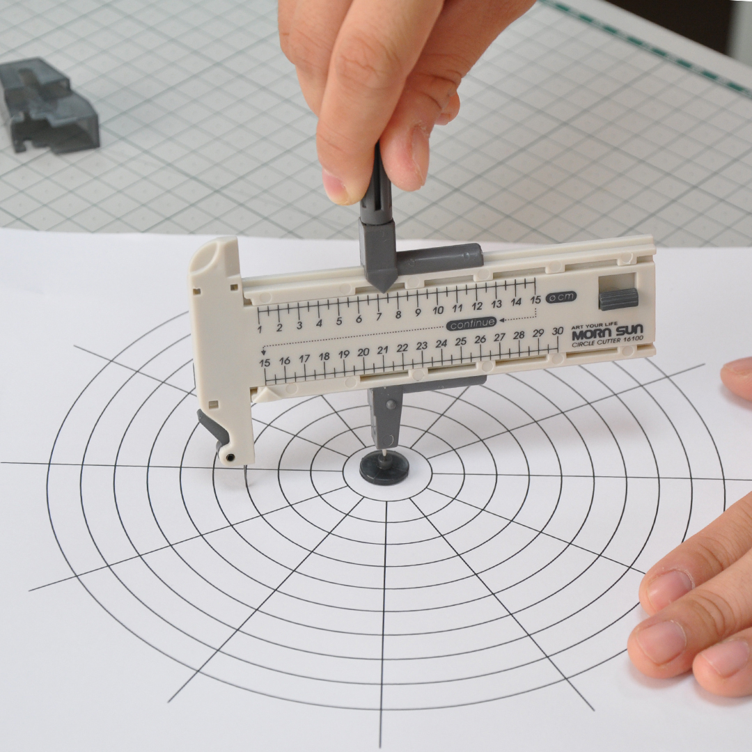 【超值文具組合】 A4霧透PP無毒切割墊 + 雙截式圓規刀+翼字尾筆刀 (顏色隨機出貨)_MORNSUN
