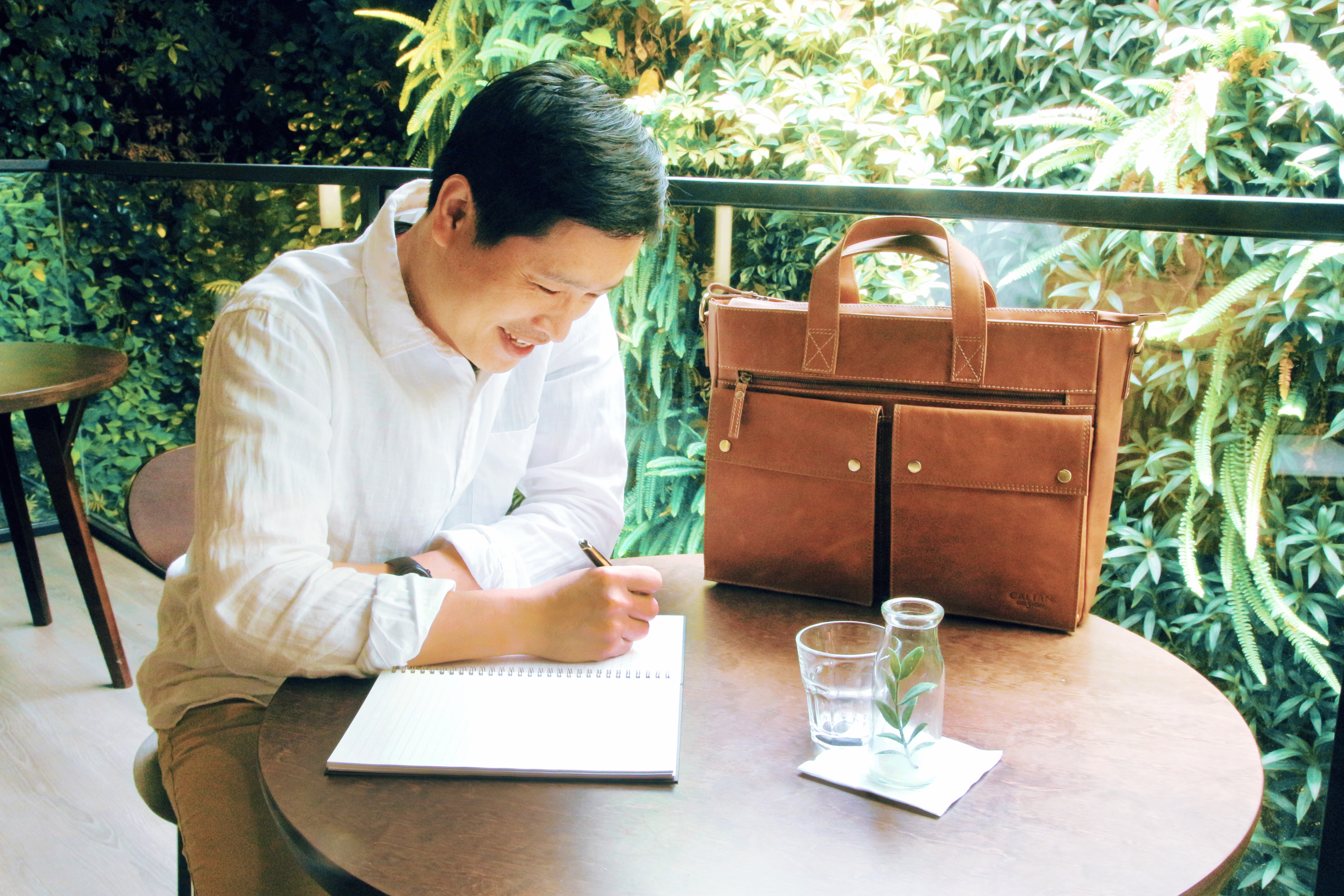 品牌設計師在木桌上做筆記