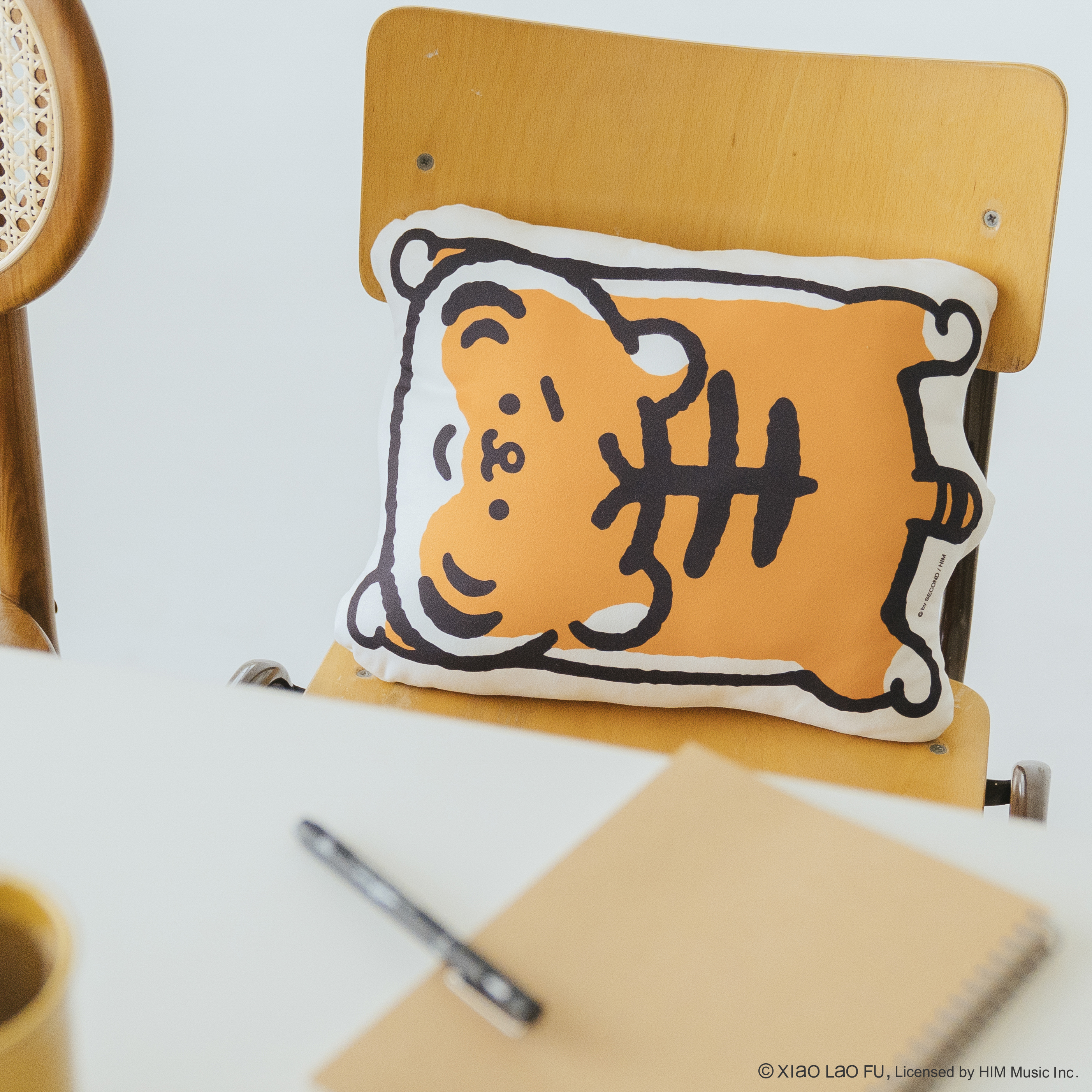 (獨家款)【小勞撫x慢慢挑-廢的時光｜雙面圖案小抱枕】A.趴著廢爽爽款