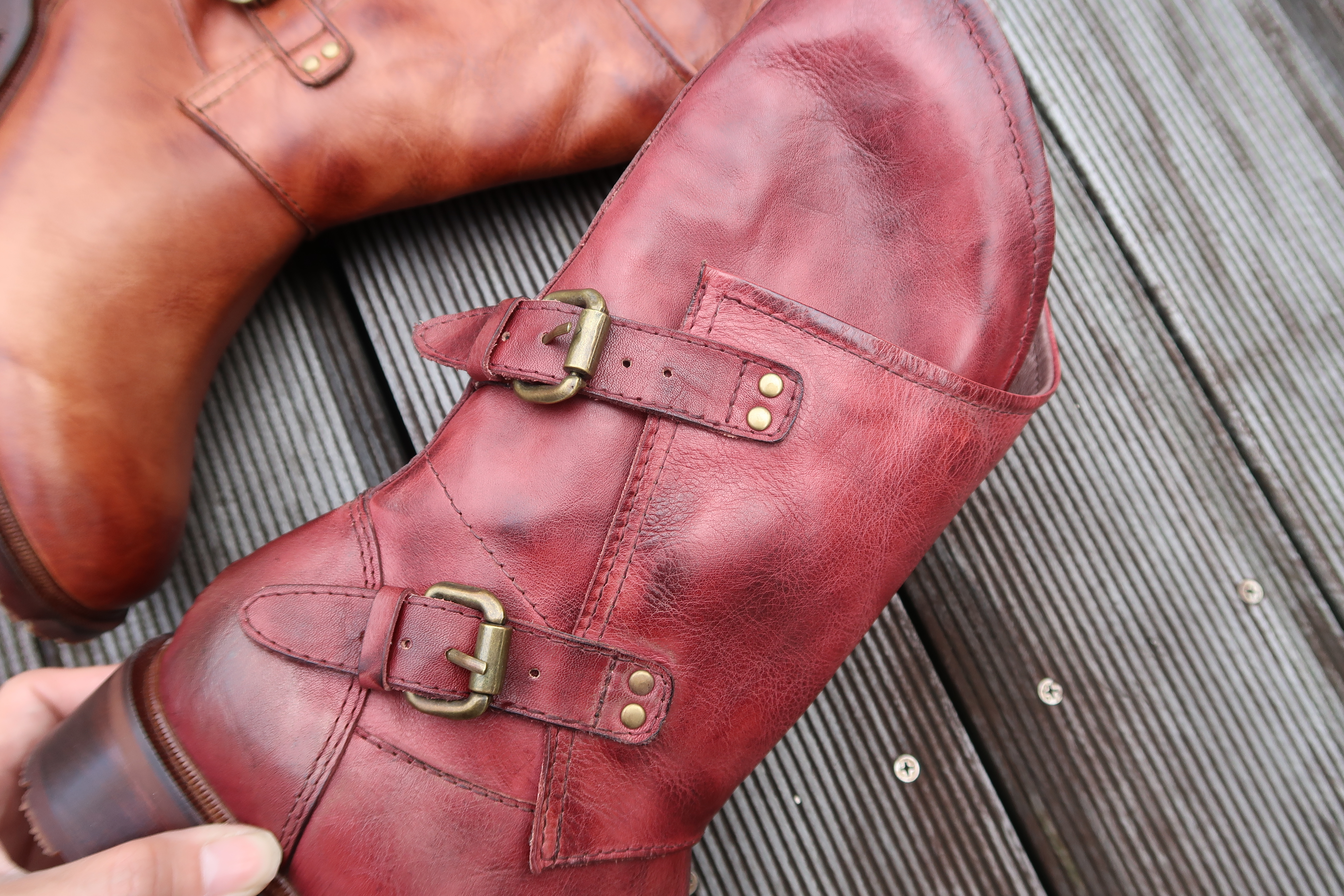 【惡魔之島】進口苯染牛皮V口斜口扣環可調整中靴短靴