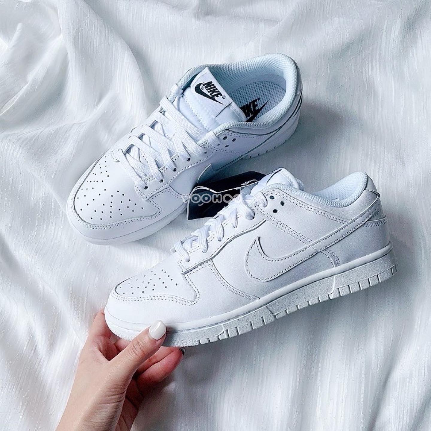 white nike dunk low