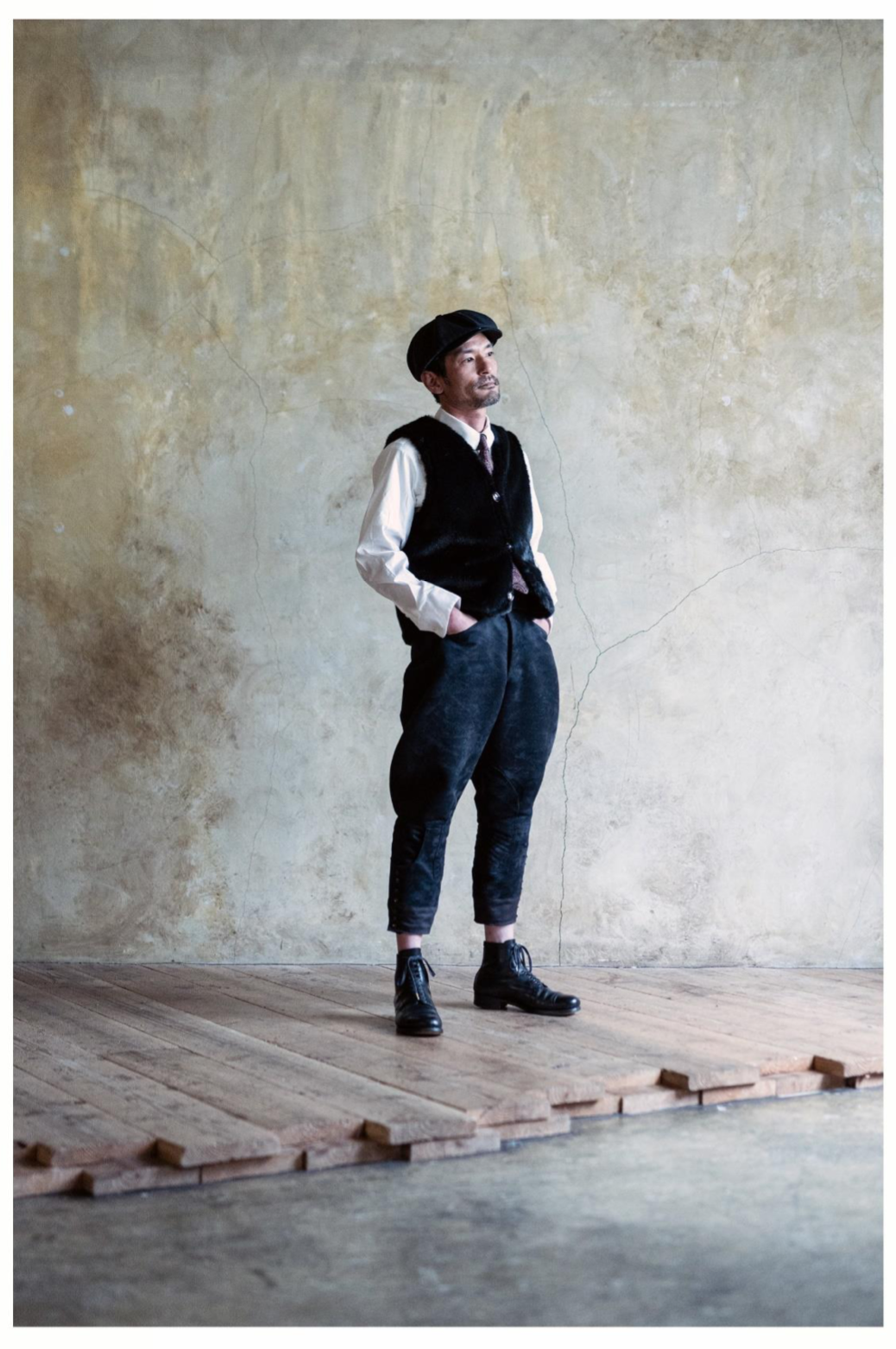 Black Sign 𝑆𝑤𝑖𝑛𝑑𝑙𝑒𝑟 𝑆𝑢𝑒𝑑𝑒 𝐶𝑎𝑣𝑎𝑙𝑟𝑦 𝐵𝑟𝑒𝑒𝑐ℎ𝑒𝑠 / 𝑆𝑎𝑛𝑑 Black