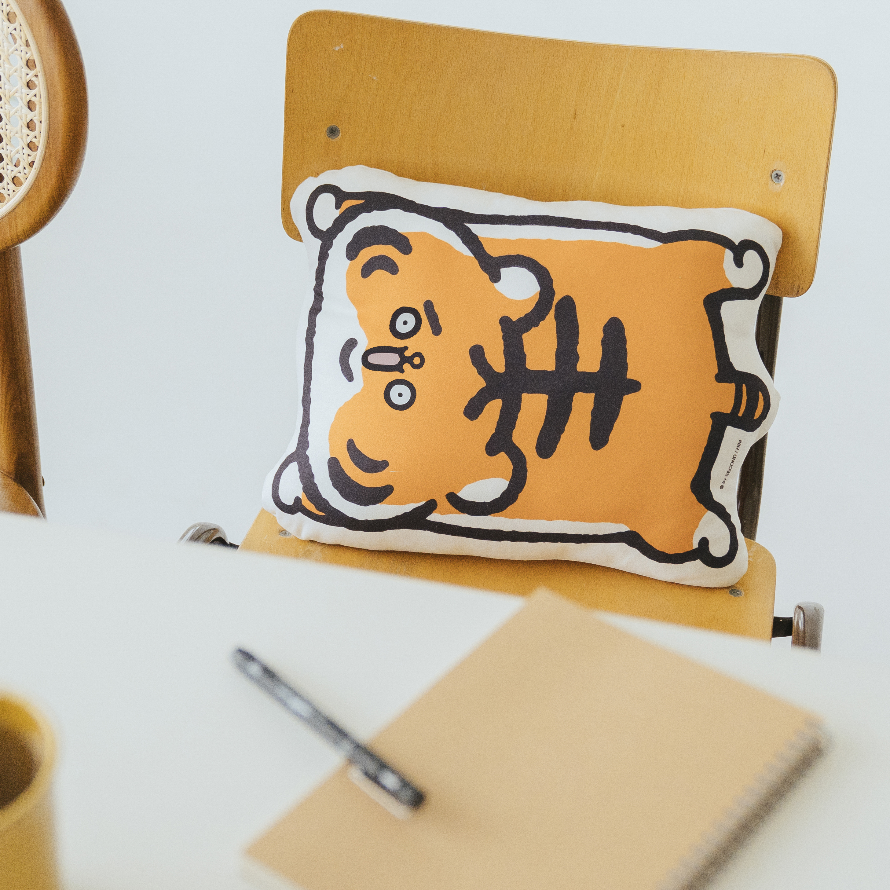 (獨家款)【小勞撫x慢慢挑-廢的時光｜雙面圖案小抱枕】A.趴著廢爽爽款