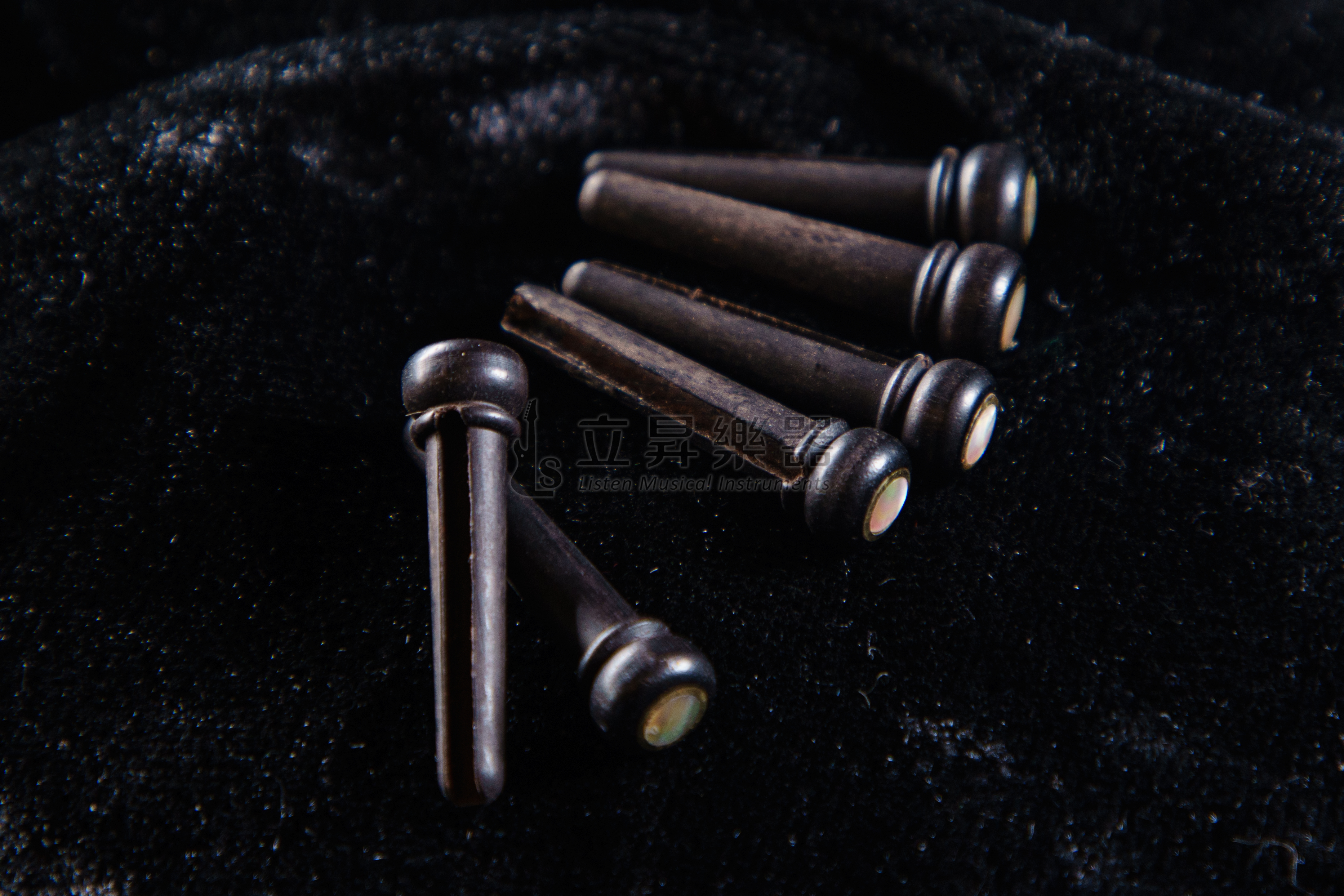 弦墨 AnCher 鑲貝 黑檀木弦釘 木吉他弦釘 六支裝 第 3 張圖片｜三峽吉他 / Bass