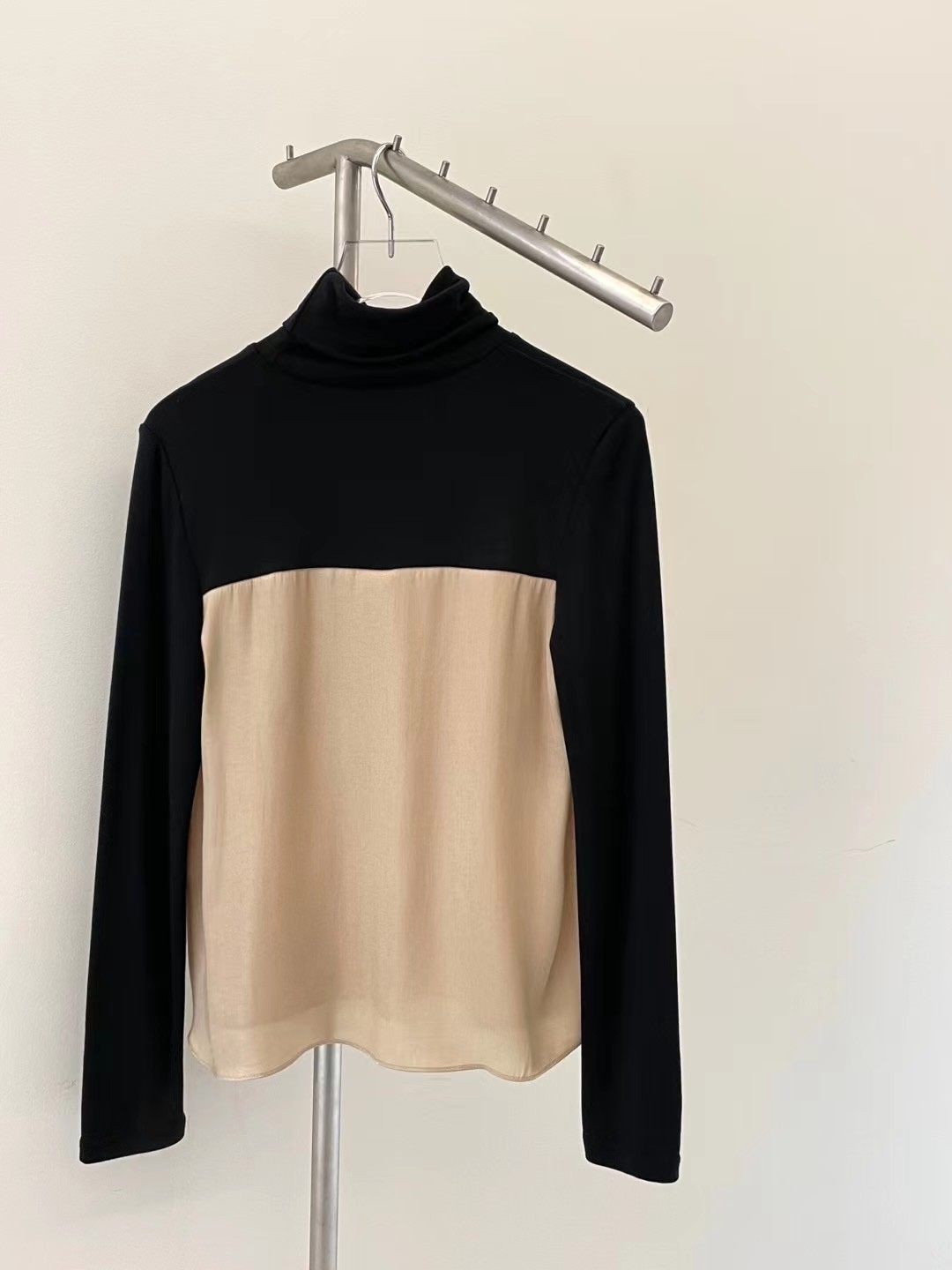 異材質拼接高領上衣