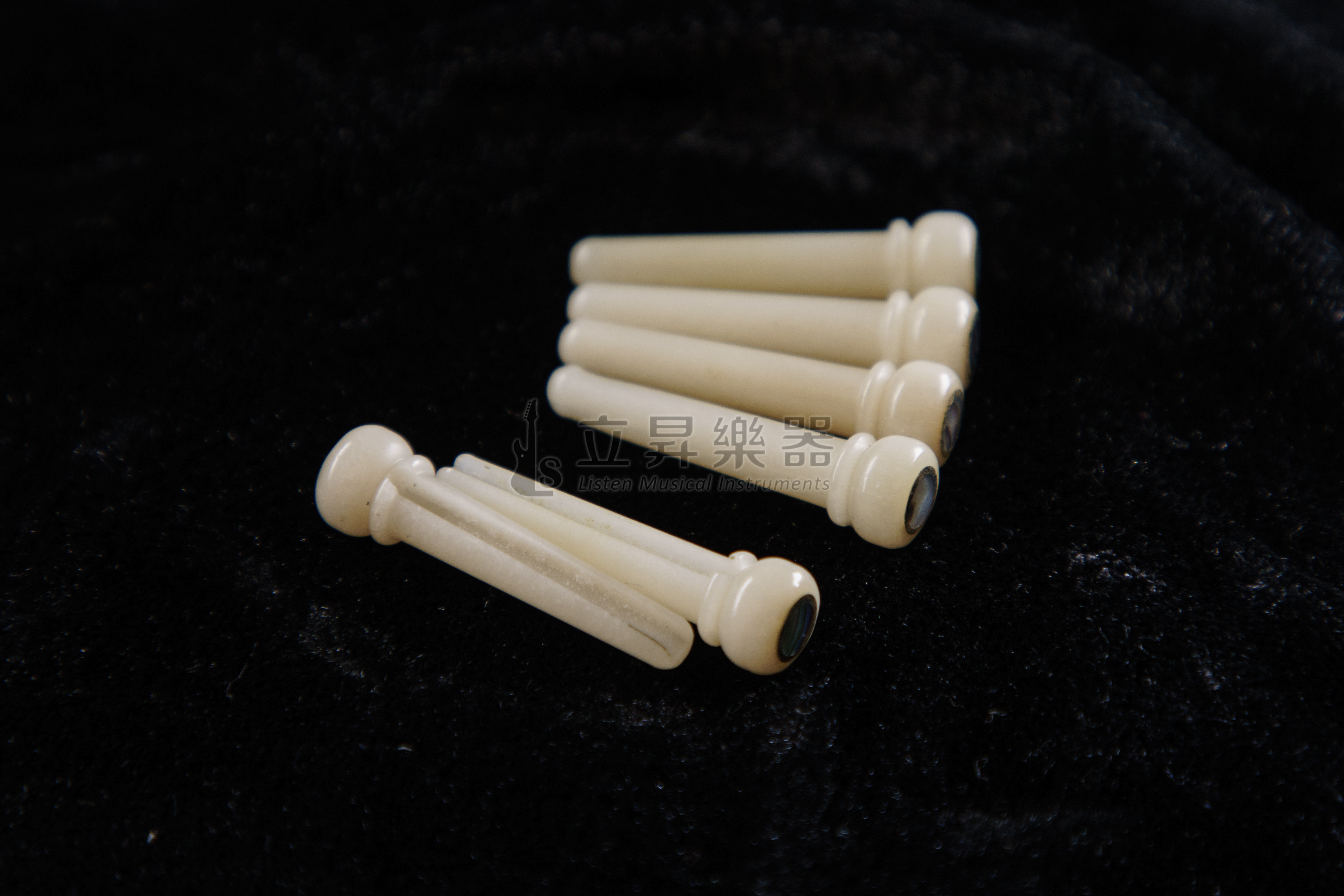 【多款可選】弦墨 AnCher 駱駝骨弦釘 鑲貝駱駝骨新料 、 鑲貝駱駝骨老料淺色 、 鑲貝駱駝骨老料深色 駱駝骨木吉他弦釘 六支裝 第 3 張圖片｜三峽吉他 / Bass