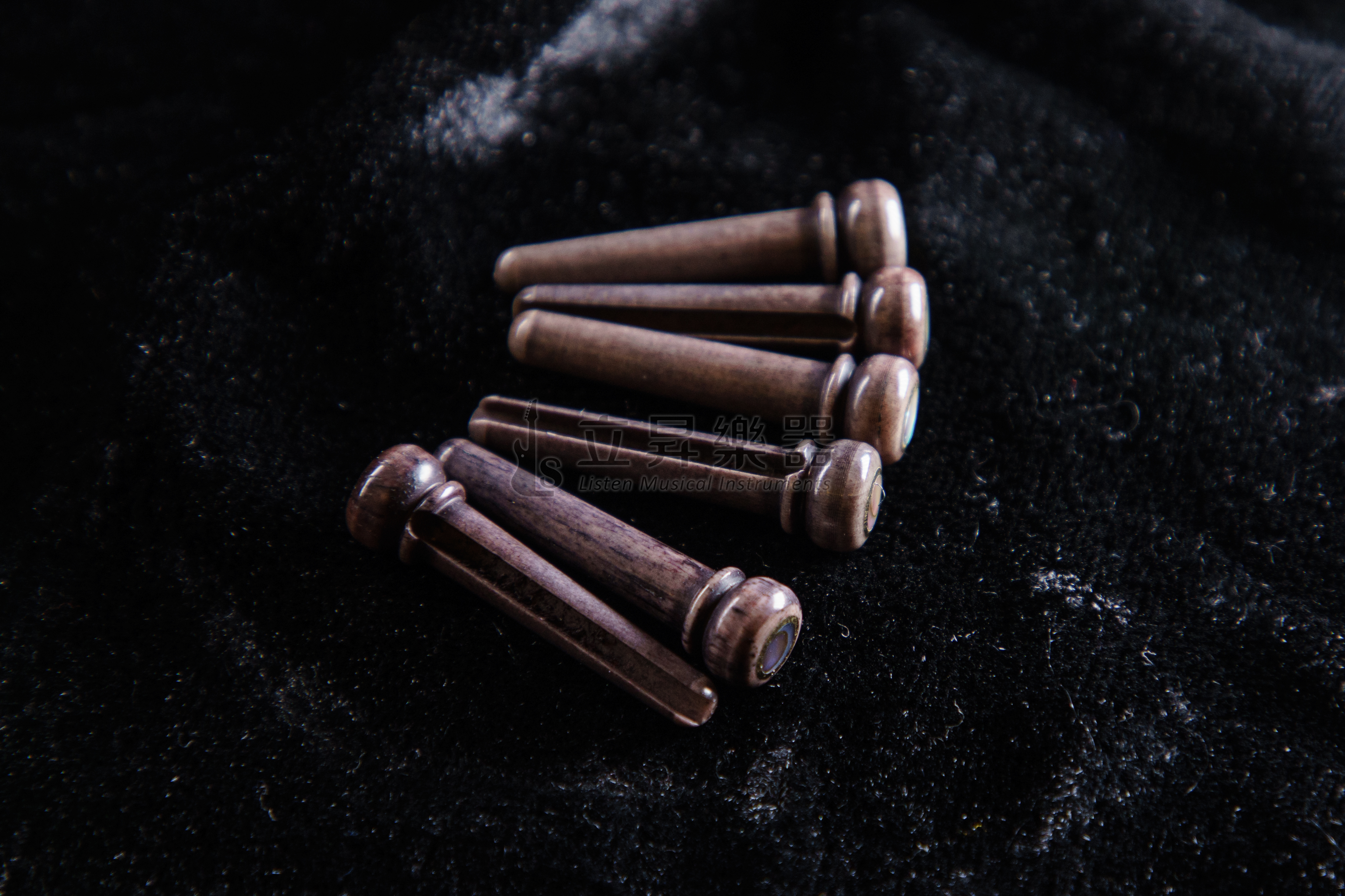 【多款可選】弦墨 AnCher 駱駝骨弦釘 鑲貝駱駝骨新料 、 鑲貝駱駝骨老料淺色 、 鑲貝駱駝骨老料深色 駱駝骨木吉他弦釘 六支裝 第 6 張圖片｜三峽吉他 / Bass