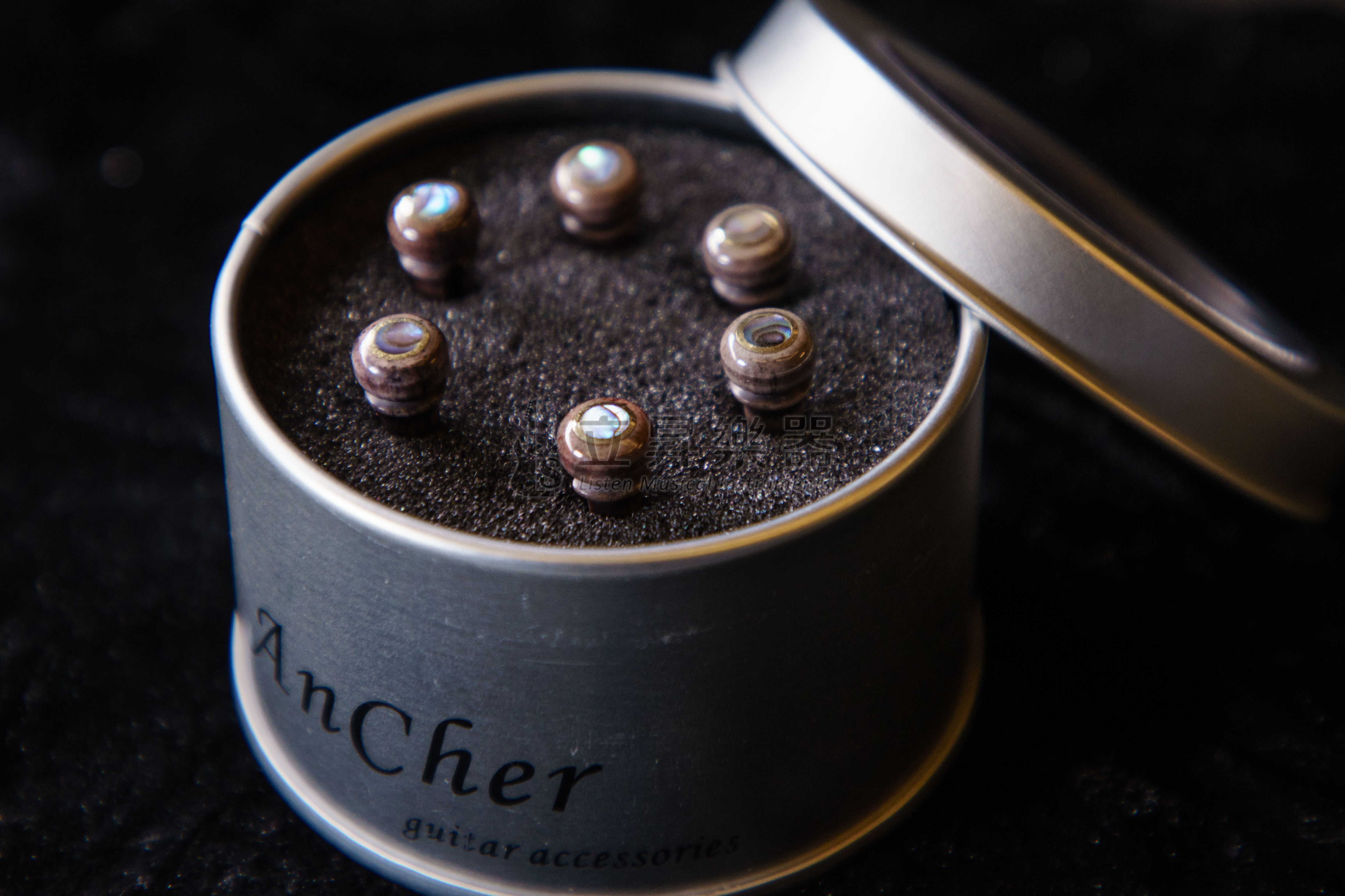 【多款可選】弦墨 AnCher 駱駝骨弦釘 鑲貝駱駝骨新料 、 鑲貝駱駝骨老料淺色 、 鑲貝駱駝骨老料深色 駱駝骨木吉他弦釘 六支裝 第 5 張圖片｜三峽吉他 / Bass