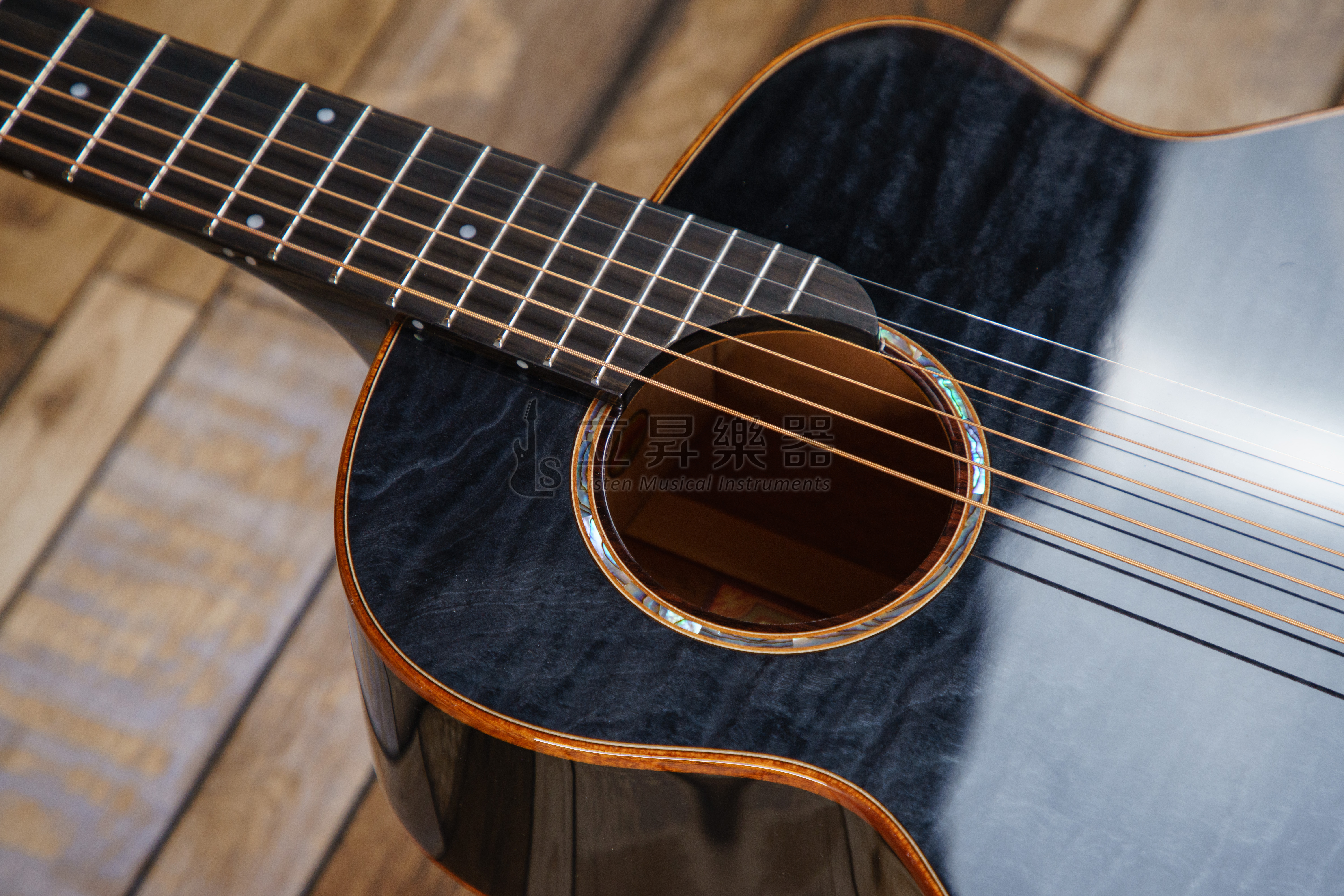 aNueNue aNueNue M77 FFW 混合單板 浸黑虎紋楓木+紅松面板 桃花心木側背合板 36吋 旅行吉他 鳥吉他 附原廠豪華加厚琴袋 第 4 張圖片｜三峽吉他 / Bass