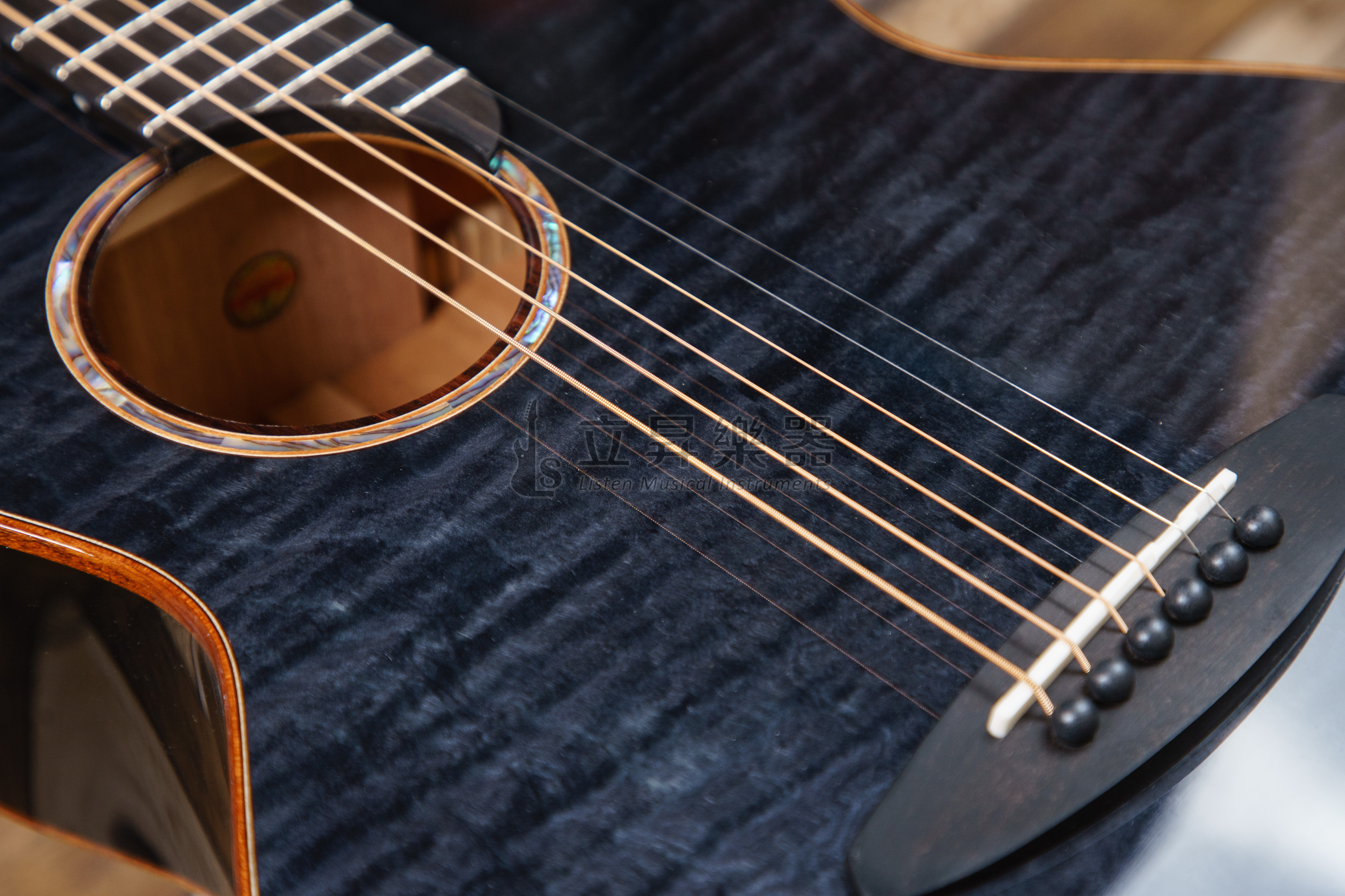 aNueNue aNueNue M77 FFW 混合單板 浸黑虎紋楓木+紅松面板 桃花心木側背合板 36吋 旅行吉他 鳥吉他 附原廠豪華加厚琴袋 第 5 張圖片｜三峽吉他 / Bass