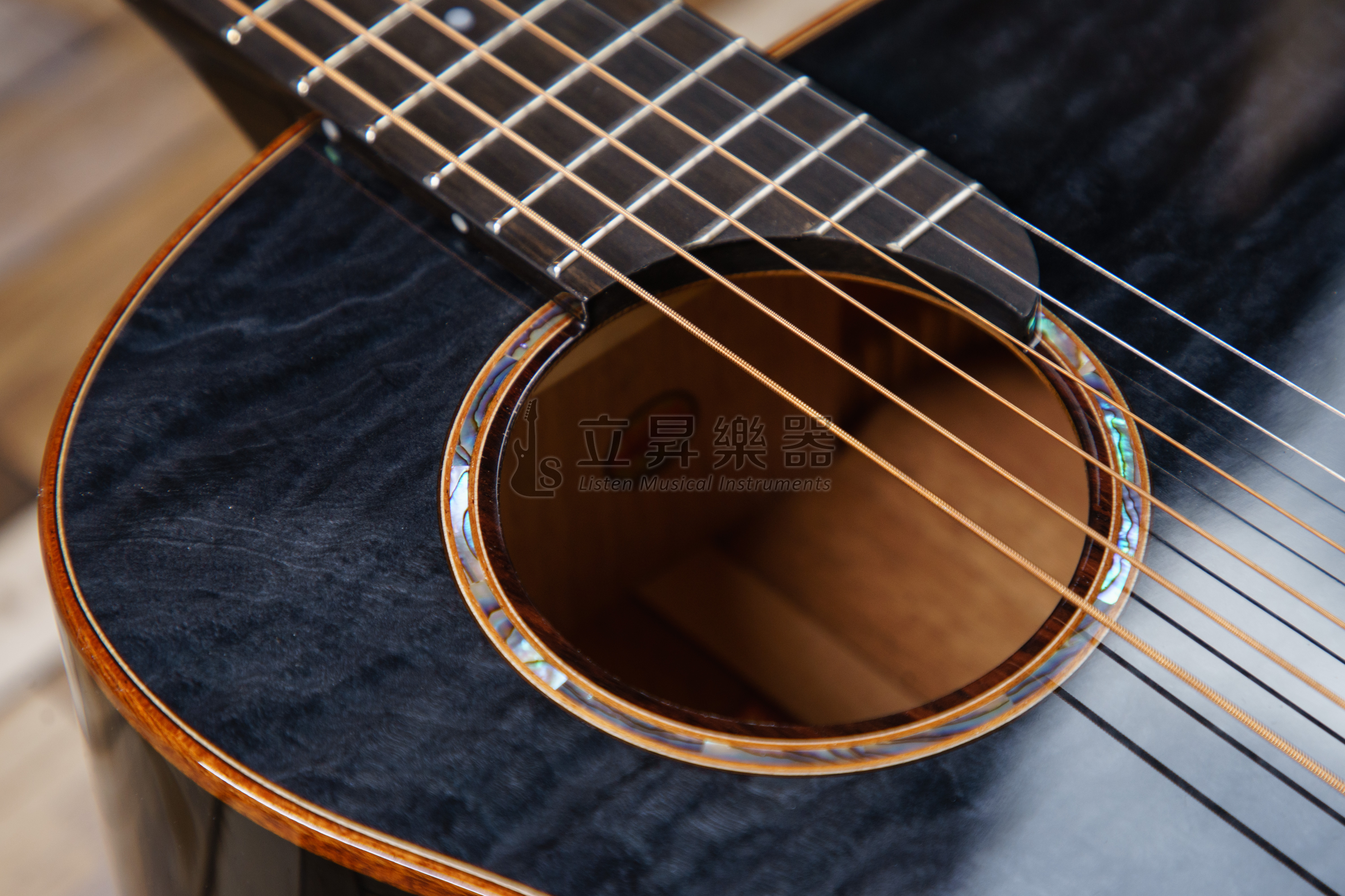 aNueNue aNueNue M77 FFW 混合單板 浸黑虎紋楓木+紅松面板 桃花心木側背合板 36吋 旅行吉他 鳥吉他 附原廠豪華加厚琴袋 第 6 張圖片｜三峽吉他 / Bass