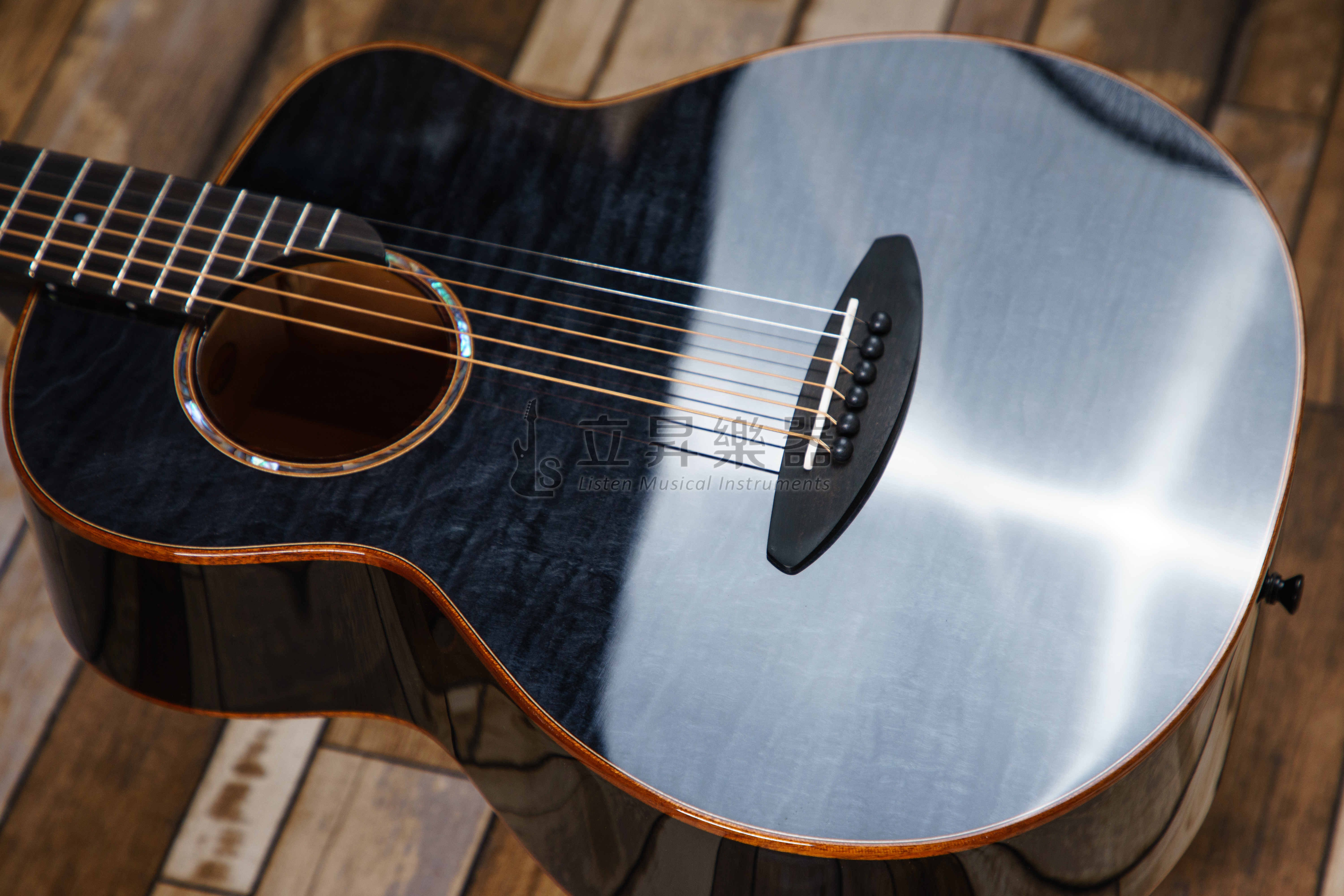 aNueNue aNueNue M77 FFW 混合單板 浸黑虎紋楓木+紅松面板 桃花心木側背合板 36吋 旅行吉他 鳥吉他 附原廠豪華加厚琴袋 第 3 張圖片｜三峽吉他 / Bass