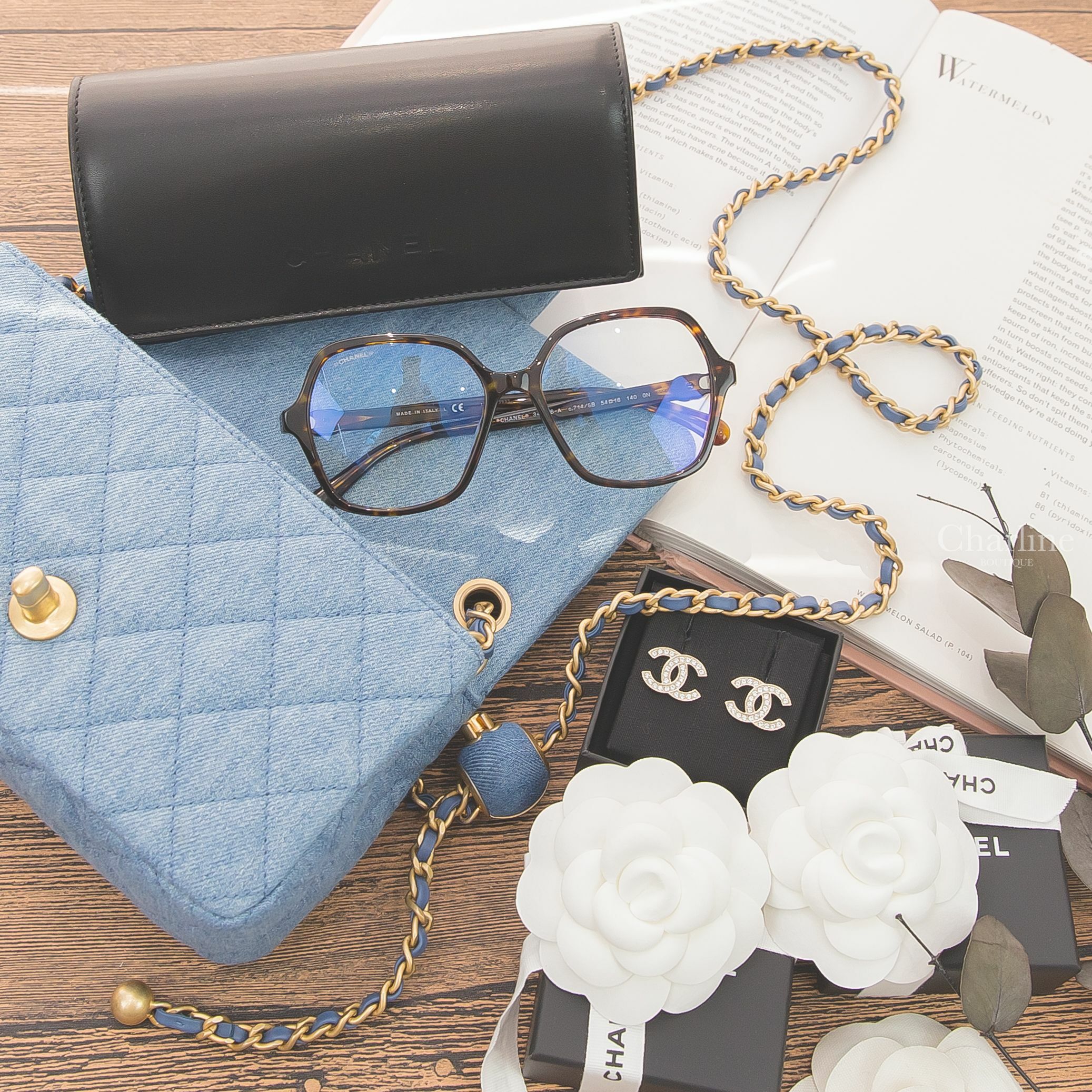 Chanel Sunglasses 深棕色玳瑁蝴蝶形側邊黑銀水鑽CC平光眼鏡,Chanel Earrings 金色水鑽CC耳環,Chanel Bag 藍色金CC金色小珠鍊帶20cm丹寧布菱格紋肩背包-Charline Boutique 精品代購