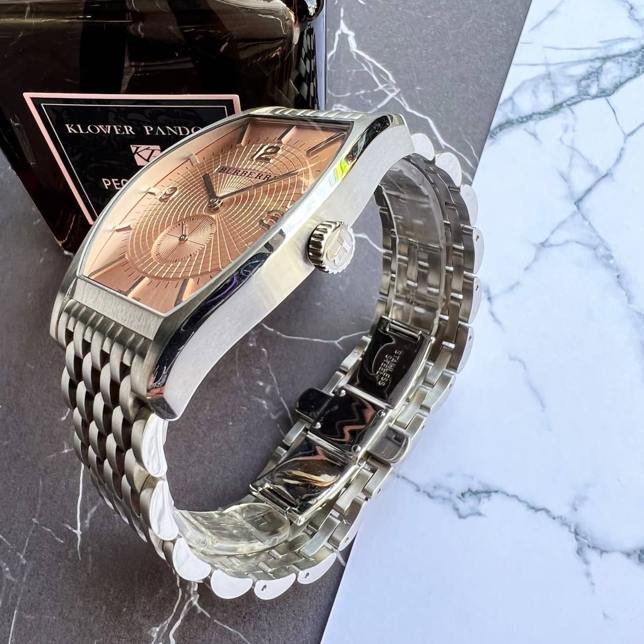 【Burberry】復古時尚酒桶型香檳粉手錶 瑞士製造 BU1650 35mm 現代鐘錶