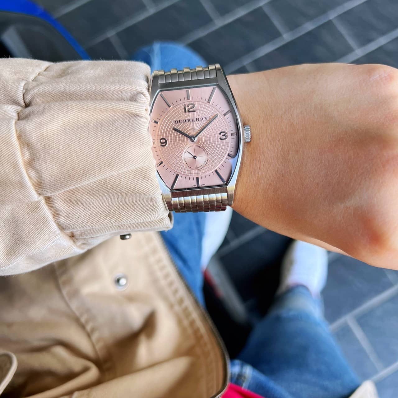 【Burberry】復古時尚酒桶型香檳粉手錶 瑞士製造 BU1650 35mm 現代鐘錶