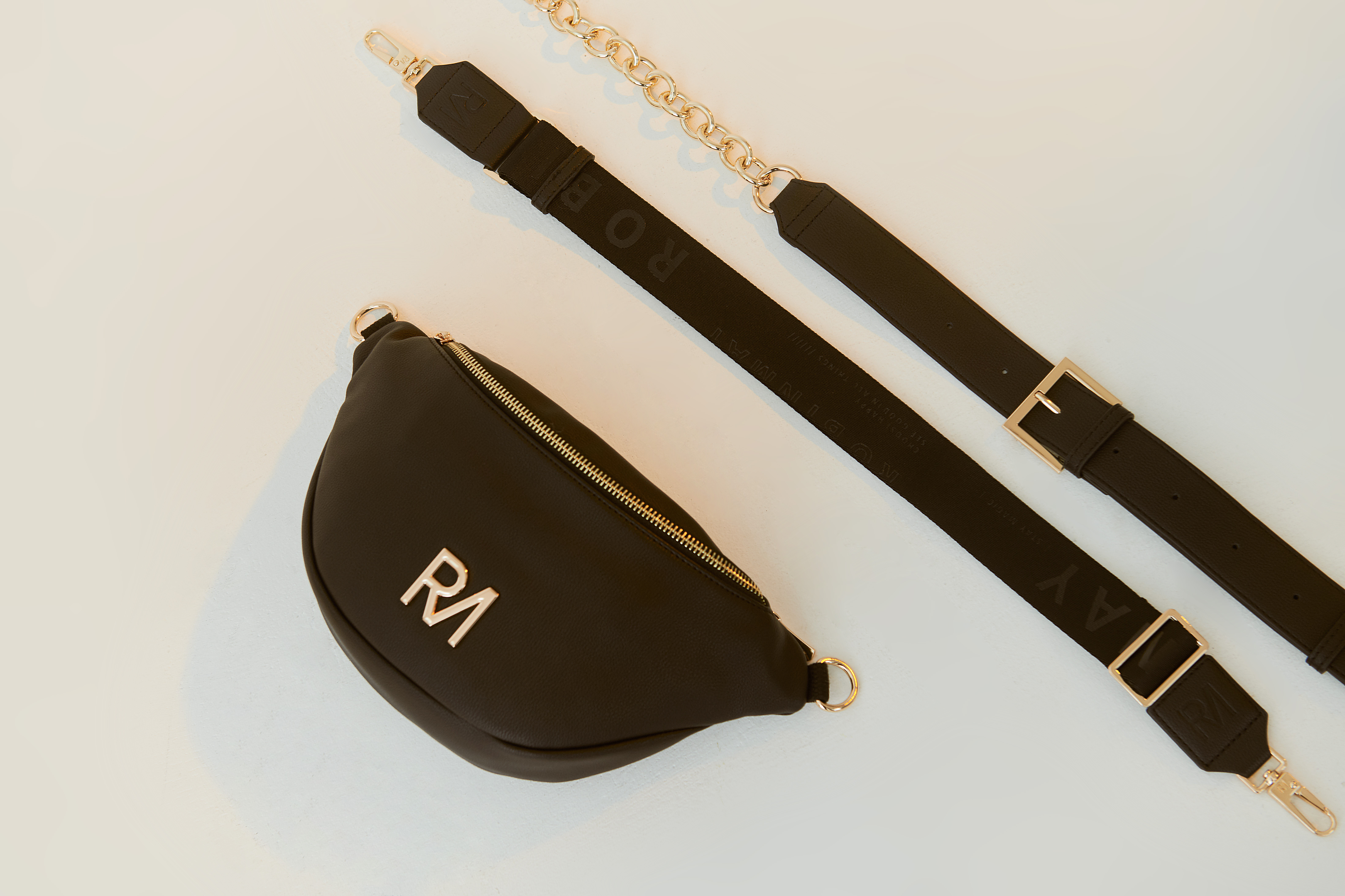 夢特胸包金屬版，適合假日外出與時尚派對。