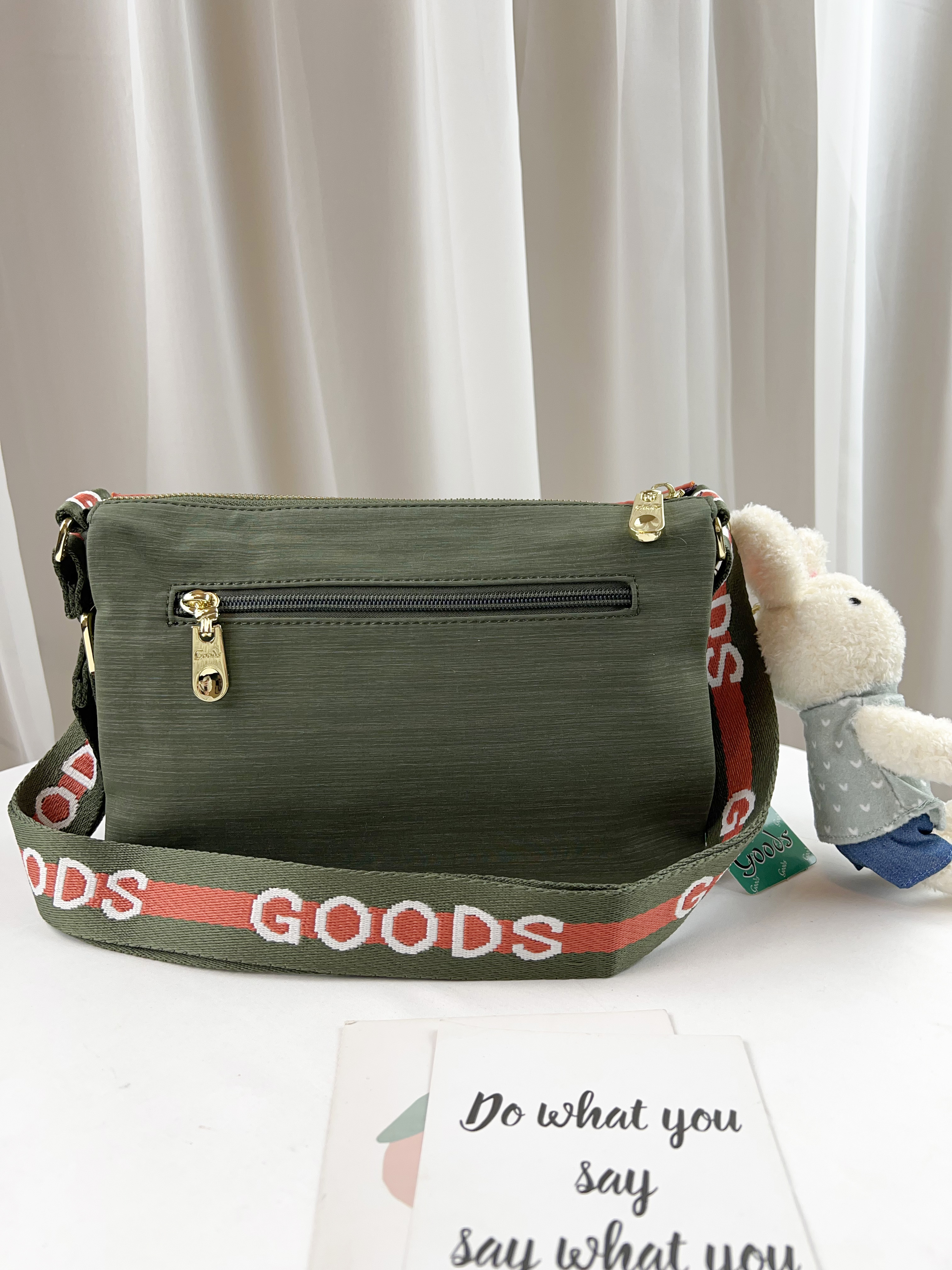 GOODS 橘綠拼色 防潑水側背包 附小熊吊飾 #2522
