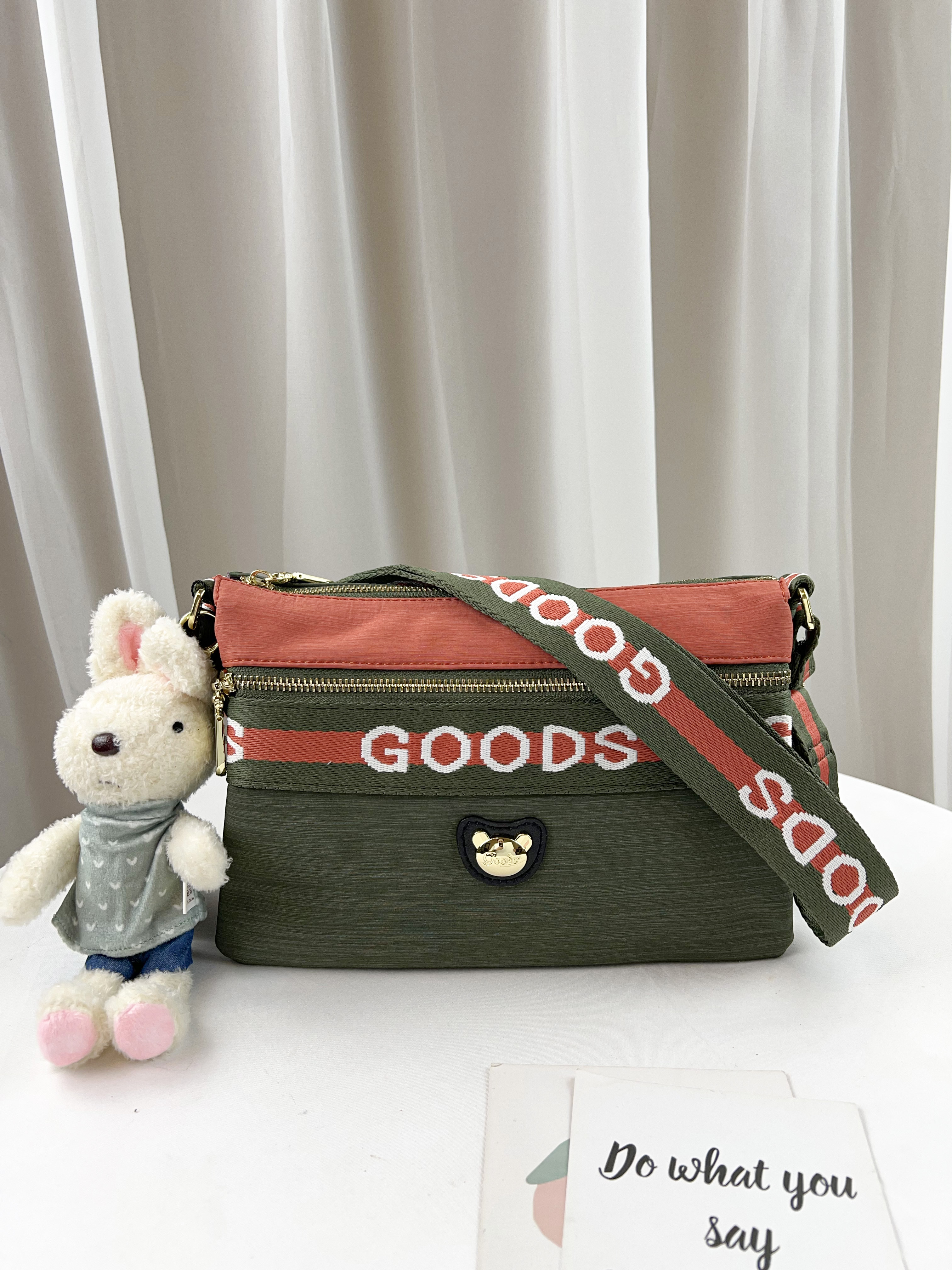 GOODS 橘綠拼色 防潑水側背包 附小熊吊飾 #2522