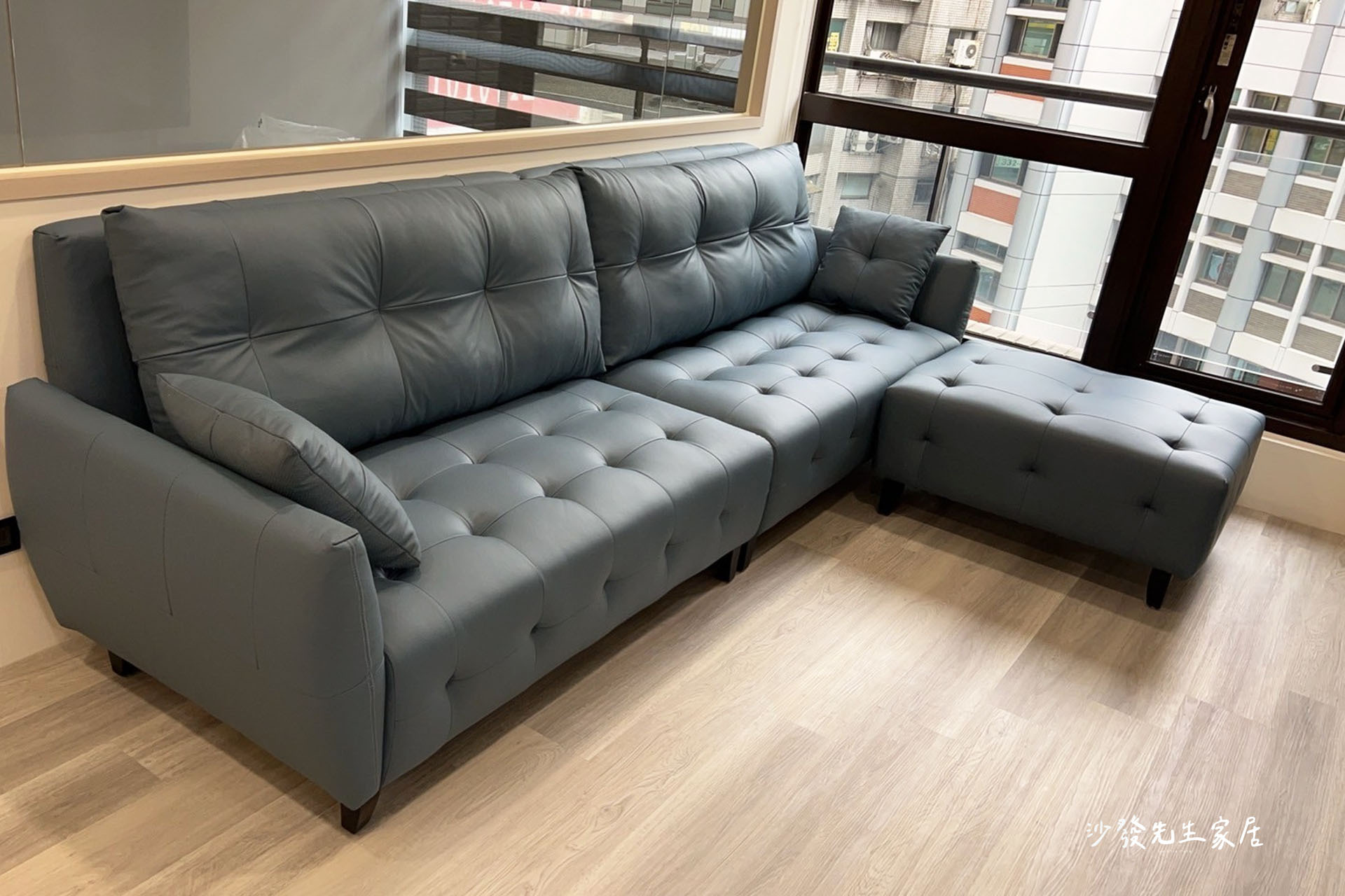 端莊優雅、穩重大方的皮革沙發受到許多長輩們的愛戴