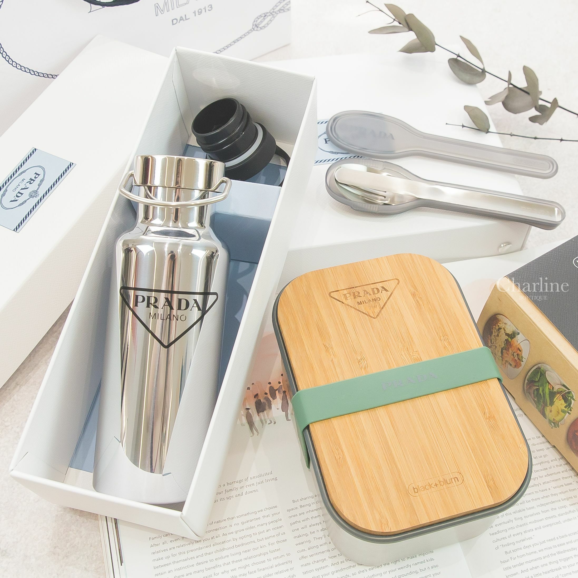Prada Water Bottle 銀色三角黑字不鏽鋼水壺,Prada Cutlery Set 金屬灰不鏽鋼餐具組,Prada Sandwich Box 金屬灰竹蓋不鏽鋼三明治盒-Charline Boutique 精品代購
