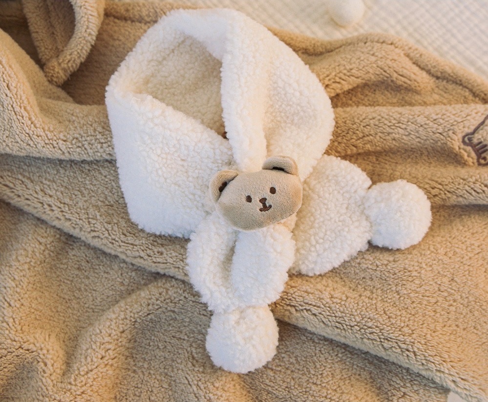 Dot to Dot 淨色毛毛頸巾 (大頭公仔扣針需加購)