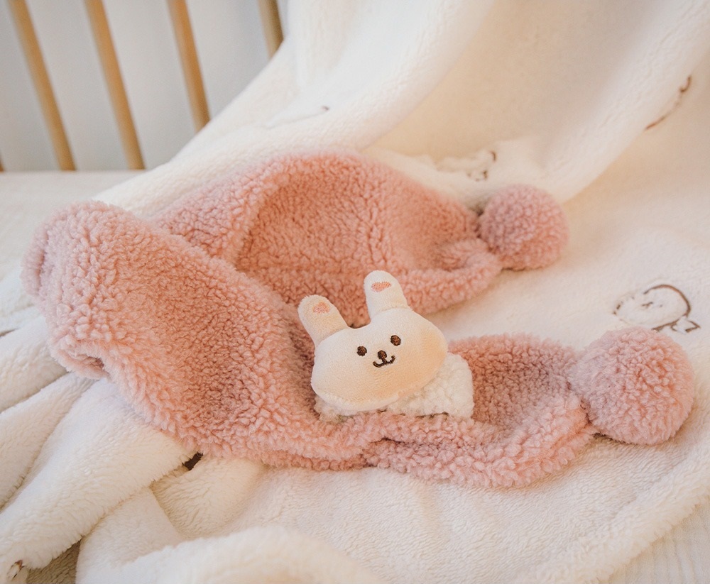 Dot to Dot 淨色毛毛頸巾 (大頭公仔扣針需加購)