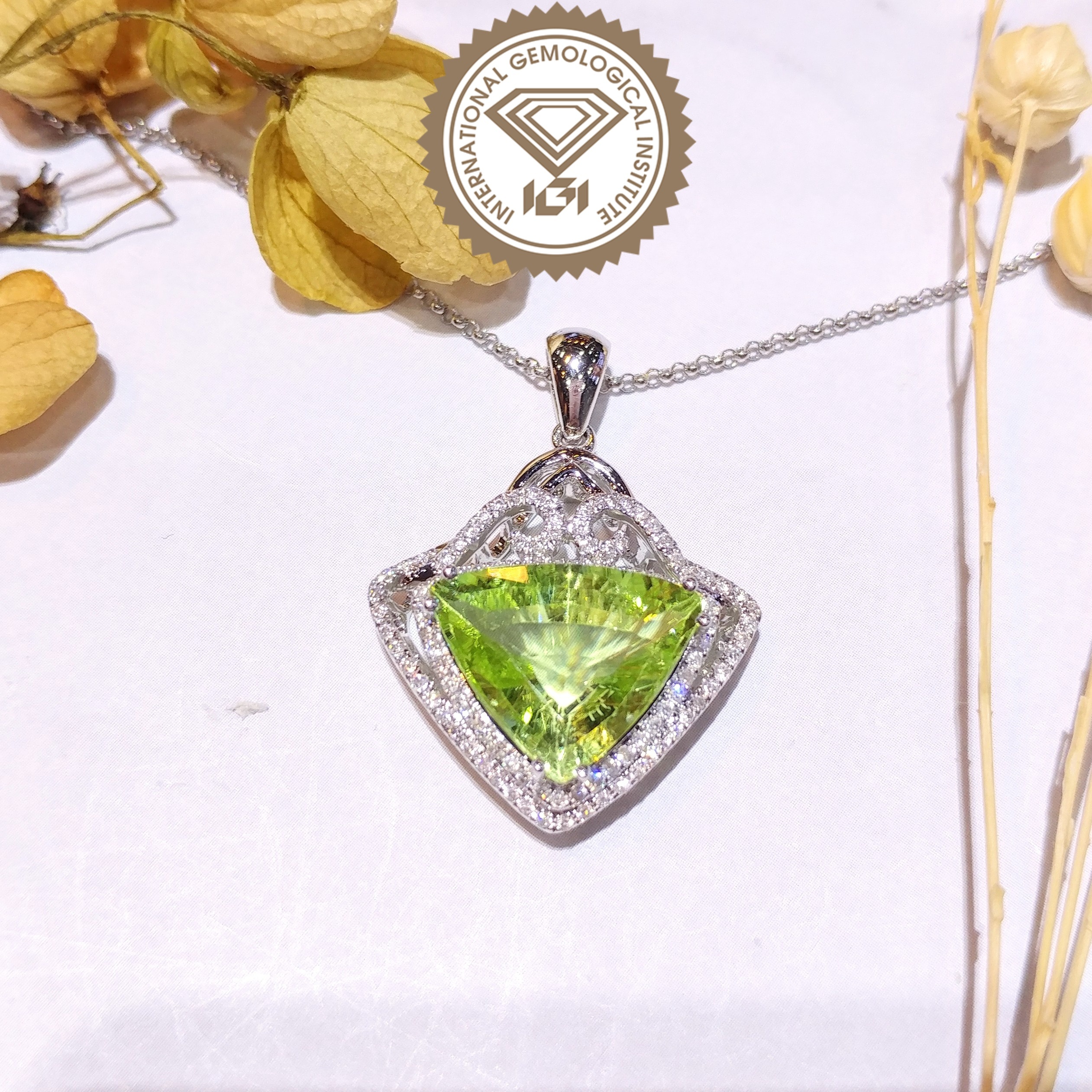 18K White Gold 5.41ct Paraiba and Diamond Pendant