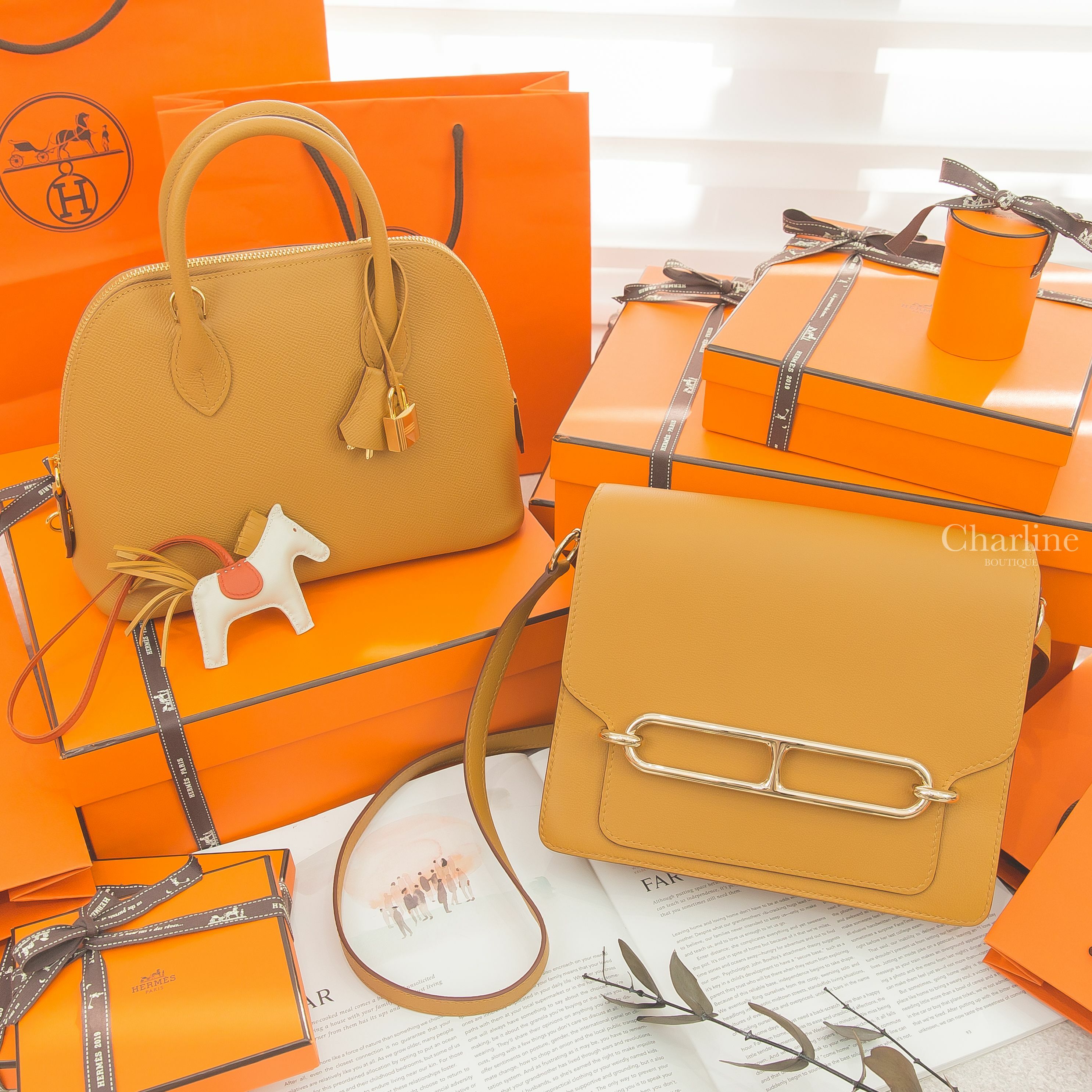 Hermès Roulis 23 Bag 2S Allegro 芝麻黃金釦肩背包,Hermès Bolide 2S Veau Epsom 芝麻黃金釦手提肩背包,Hermès Charm 奶昔白小型小馬吊飾-Charline Boutique 精品代購