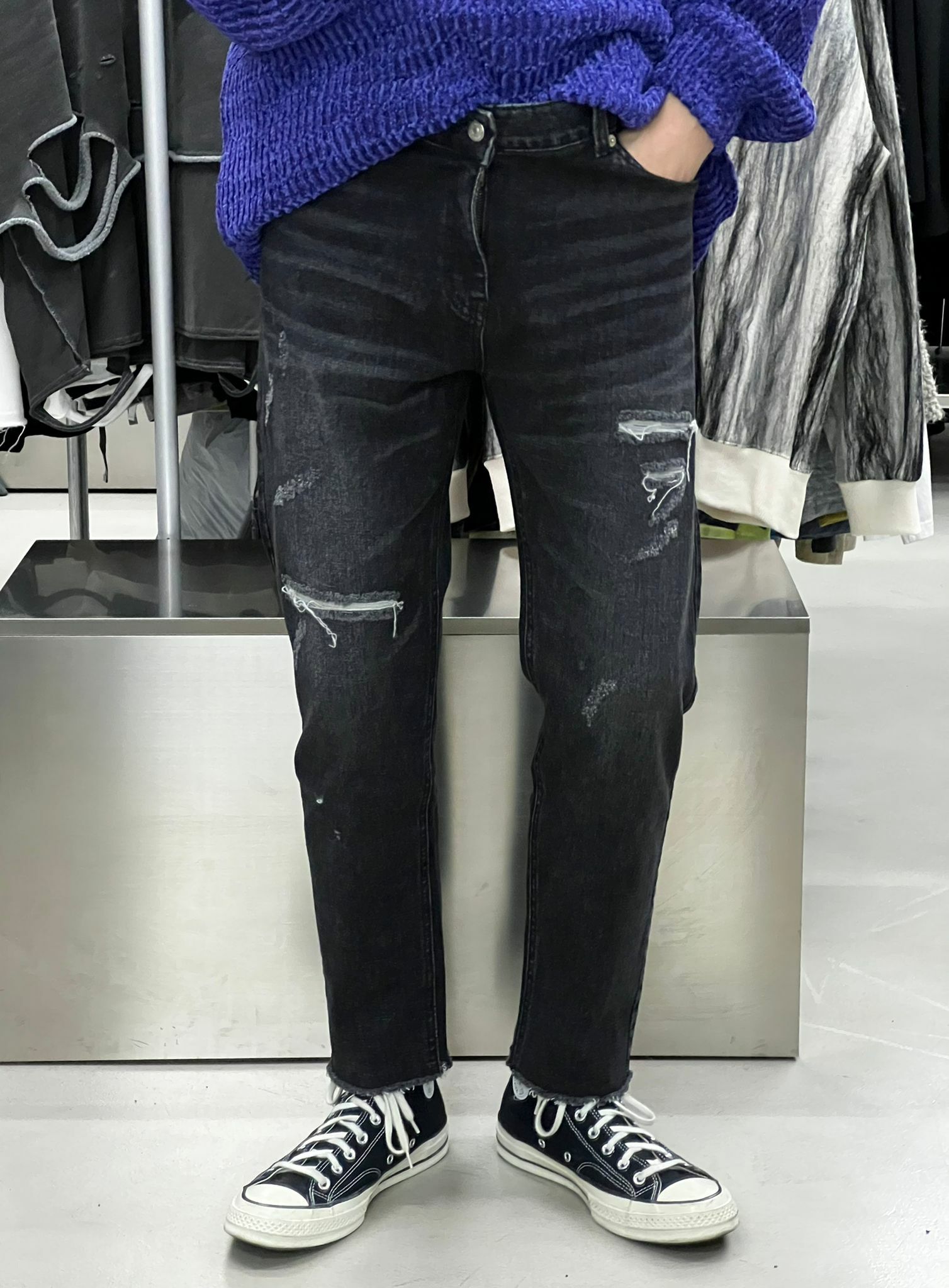 破洞修身牛仔褲 J567