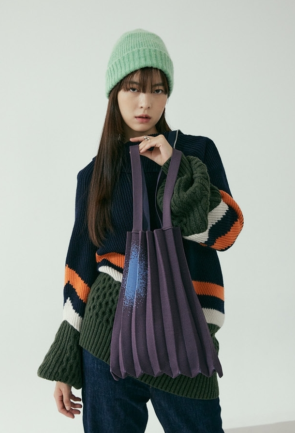 PLEATS MAMA 正規品関税込み Shoulder bag blue mulberry Knit Pleated Shoulder Bag made from Recycled Ocean Plastic