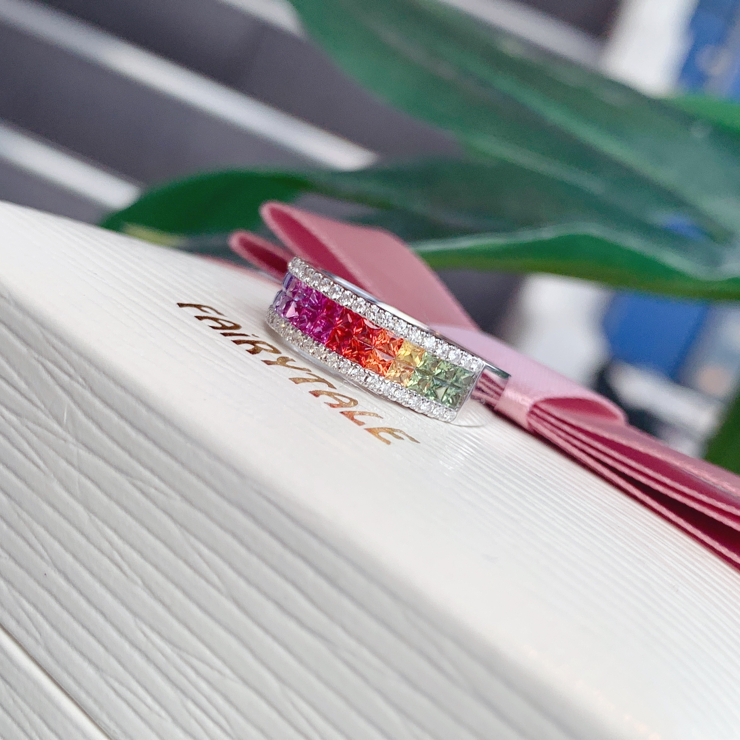 18K金彩虹藍寶石鑽石戒指 -雙行(窄版)