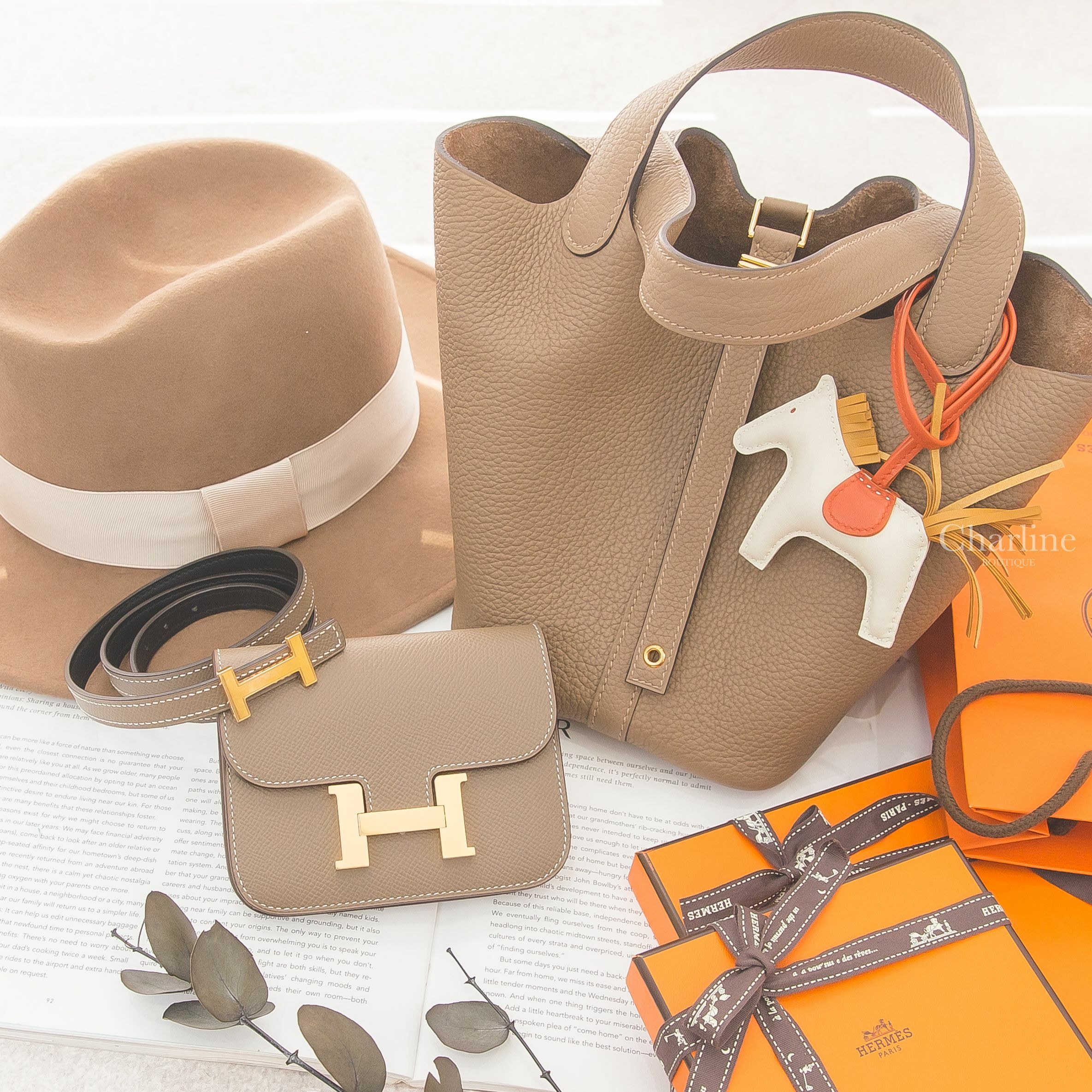 Hermès Picotin 18cm D0 T/M 威瑪犬米金釦,Hermès Constance Slim 18 Epsom 大象灰金釦短夾,Hermès Horse Charm PM 奶昔白小馬吊飾-Charline Boutique 精品代購