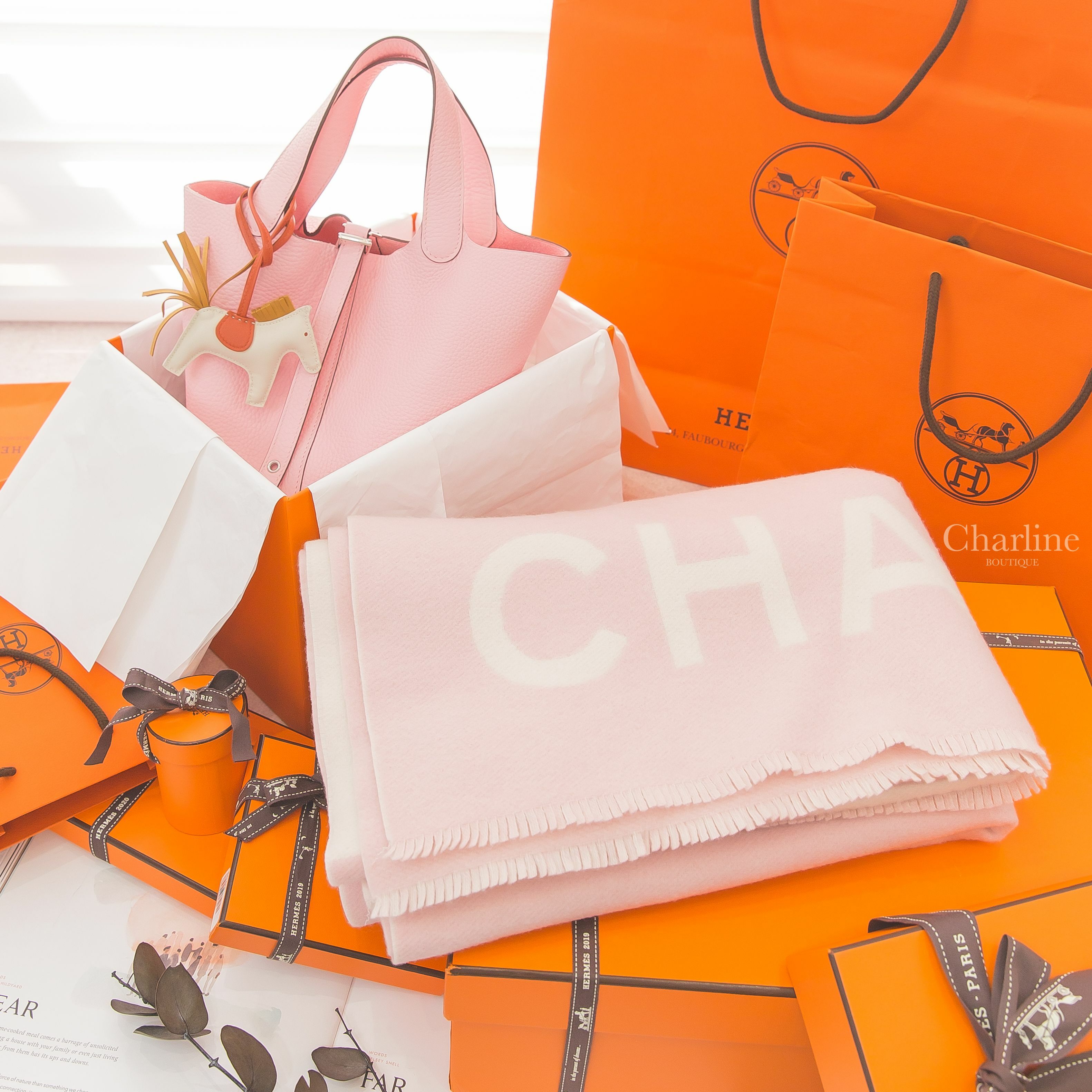 Hermès Picotin 18cm 3Q Rose Sakura T/C 櫻花粉銀釦,Hermès Horse Charm 奶昔白小馬吊飾,Chanel Scarf 粉色拼白色字樣喀什米爾流蘇圍巾-Charline Boutique 精品代購