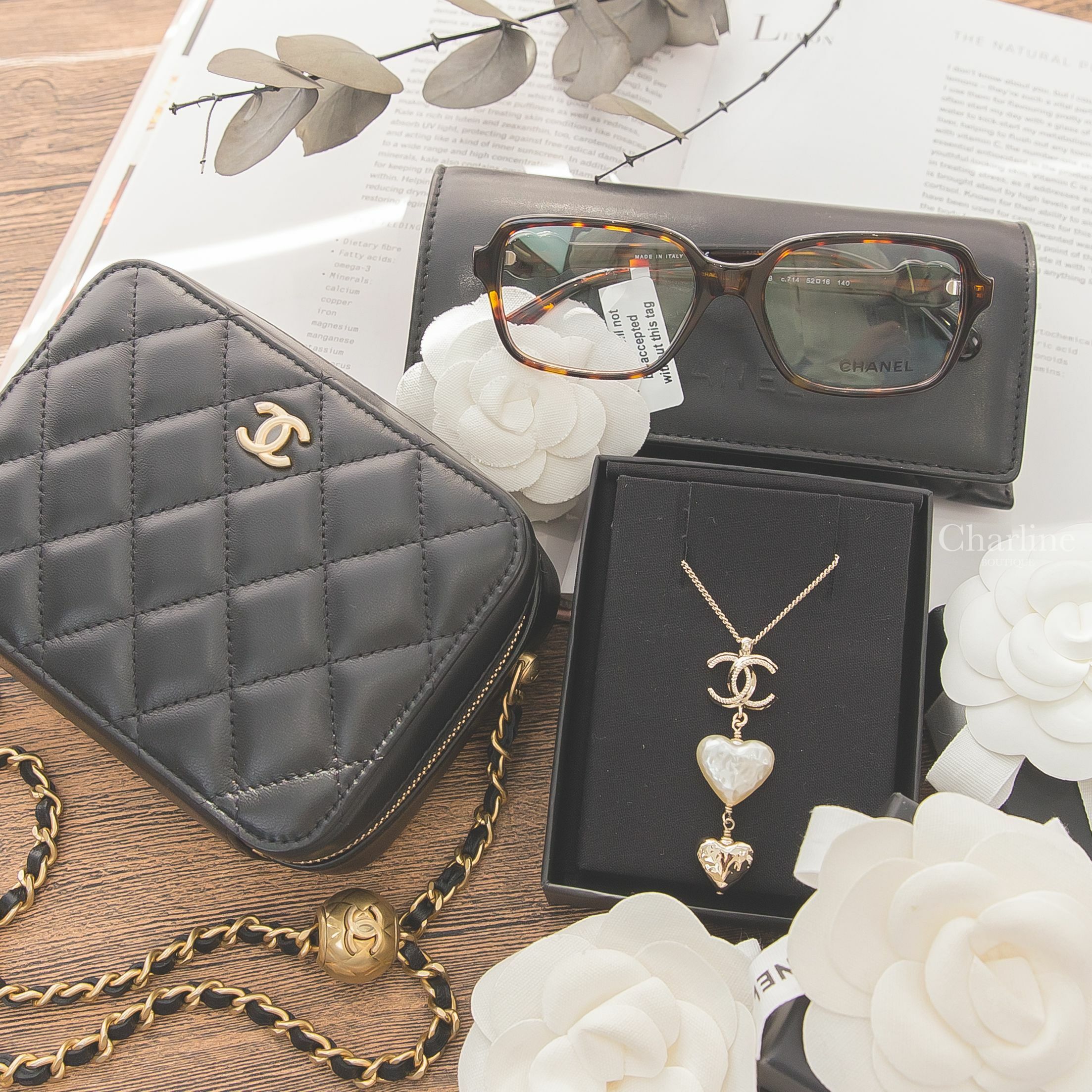 Chanel Clutch With Chain 黑色金CC金色小珠鍊帶小羊皮菱格紋肩背包,Chanel 金色CC白色樹脂/金色壓克力愛心垂墜項鍊,Chanel 深棕色玳側邊黑銀水鑽CC中型方框平光眼鏡-Charline Boutique 精品代購