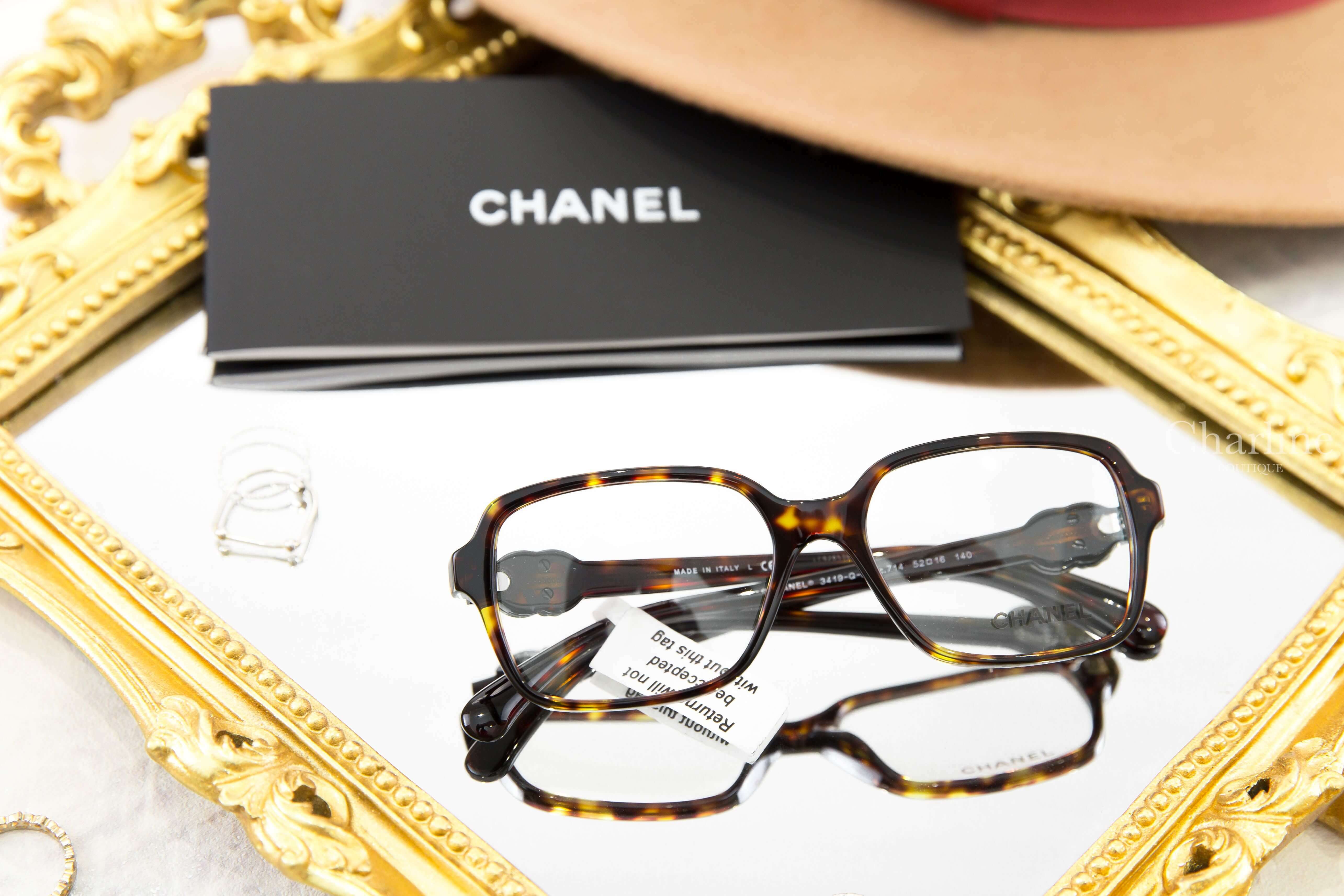 Chanel 深棕色玳瑁側邊黑銀水鑽皮穿鍊CC中型方框平光眼鏡 Chanel 深棕色玳瑁側邊黑銀水鑽皮穿鍊CC中型方框平光眼鏡
