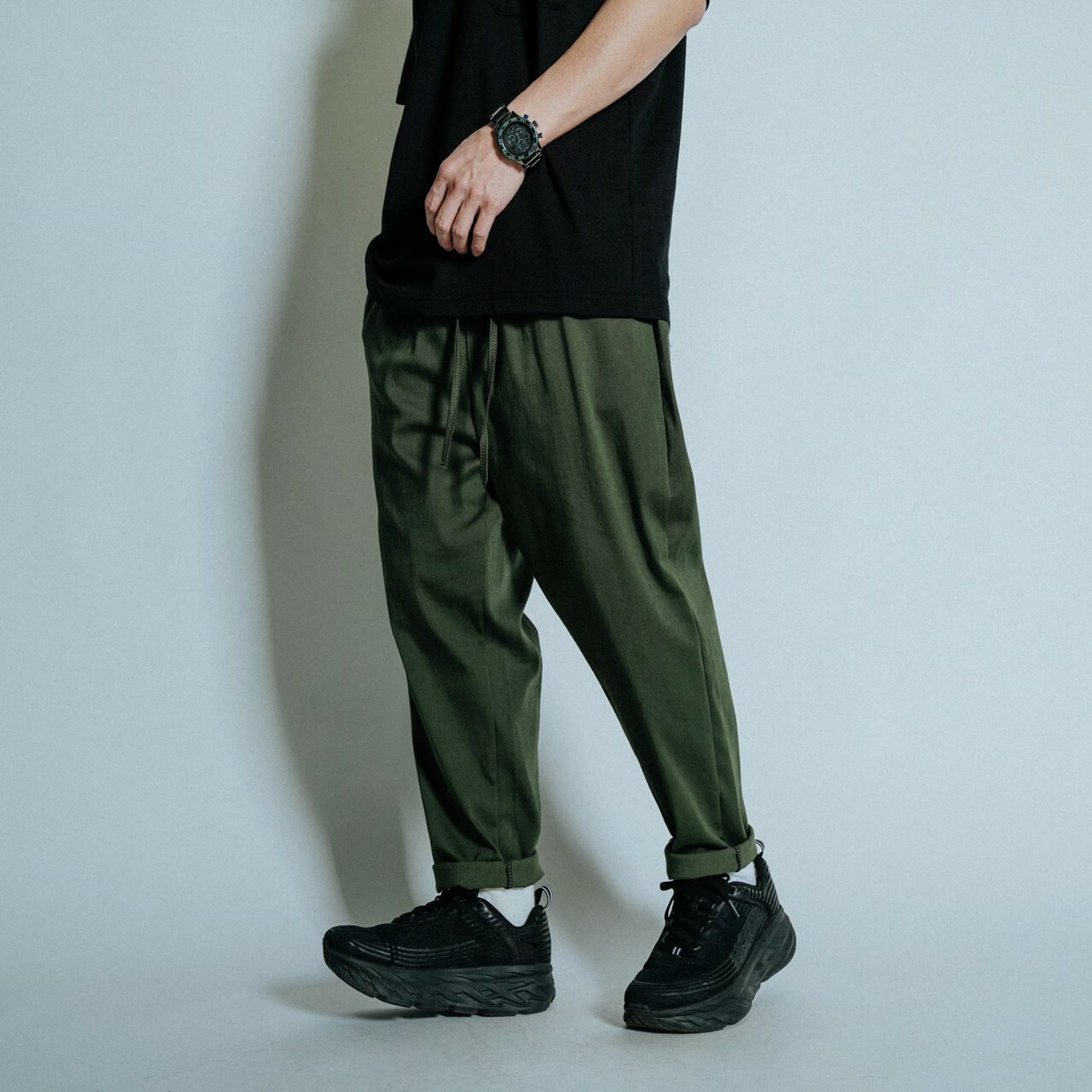 男模穿著寬鬆工裝素面長褲綠色