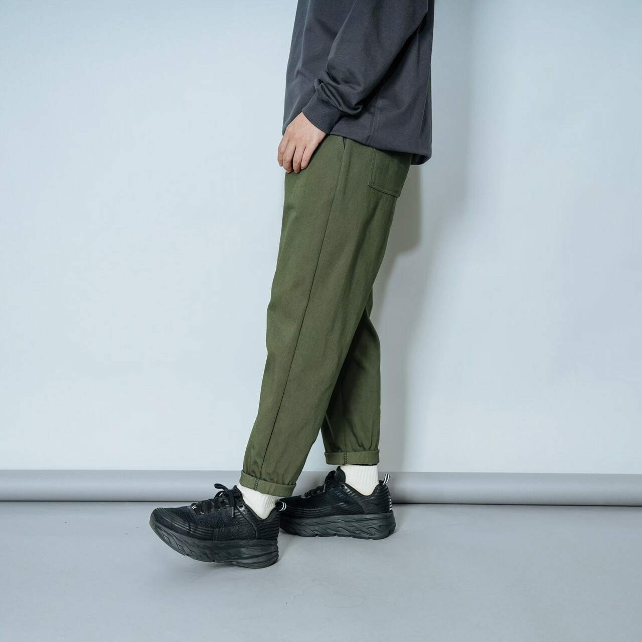 男模穿著寬鬆工裝素面長褲綠色