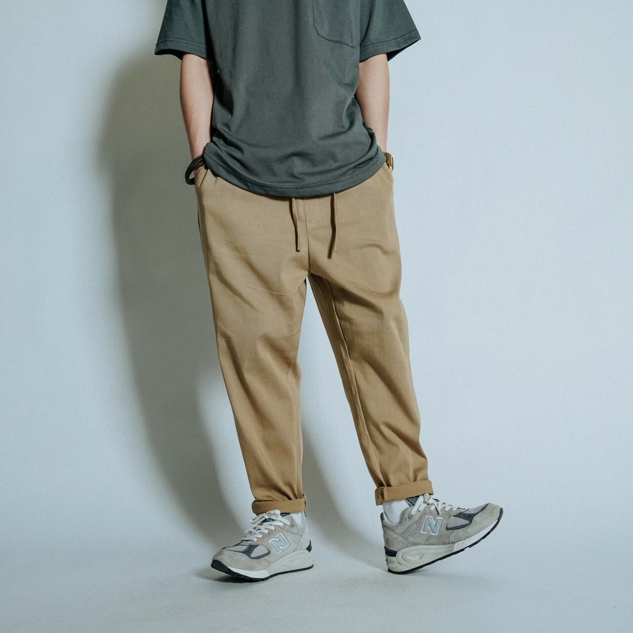 男模穿著寬鬆工裝素面長褲卡其色
