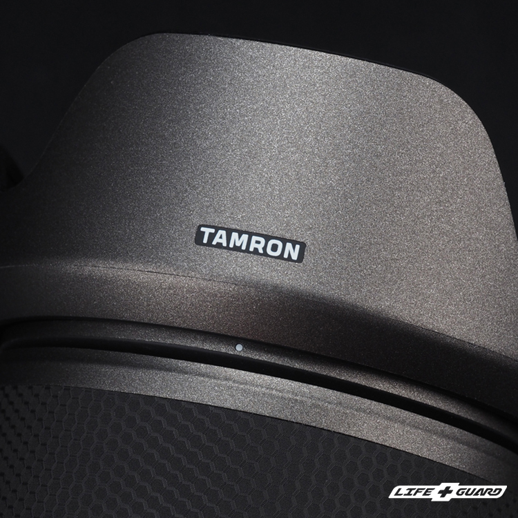 LIFE+GUARD TAMRON 18-300mm F3.5-6.3 貼膜遮光罩展示圖，LIFE+GUARD 霧鈦黑風格設計