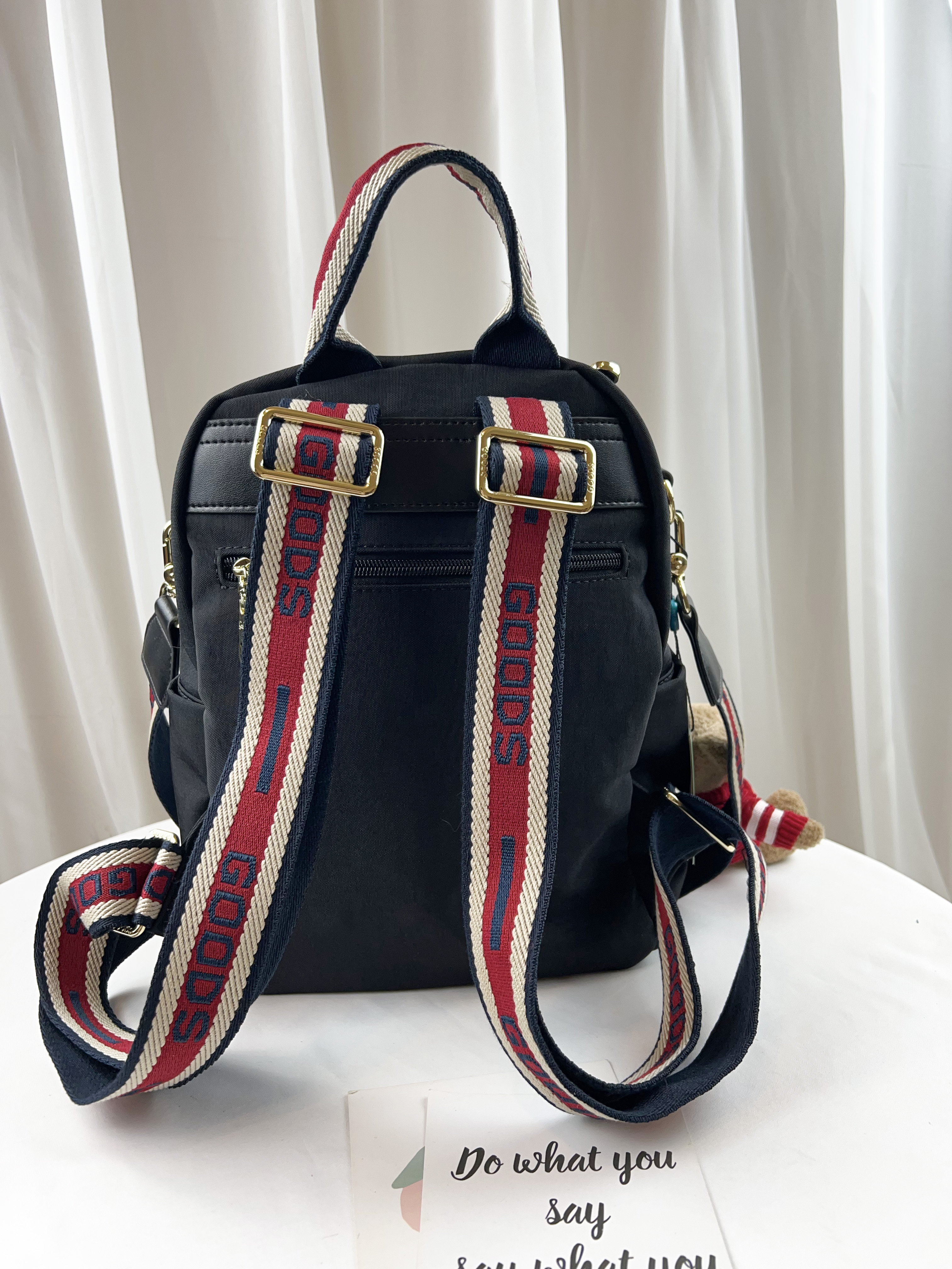 GOODS 織帶黑 運動風防潑水後背包 / 側背包 附小熊吊飾 #2795