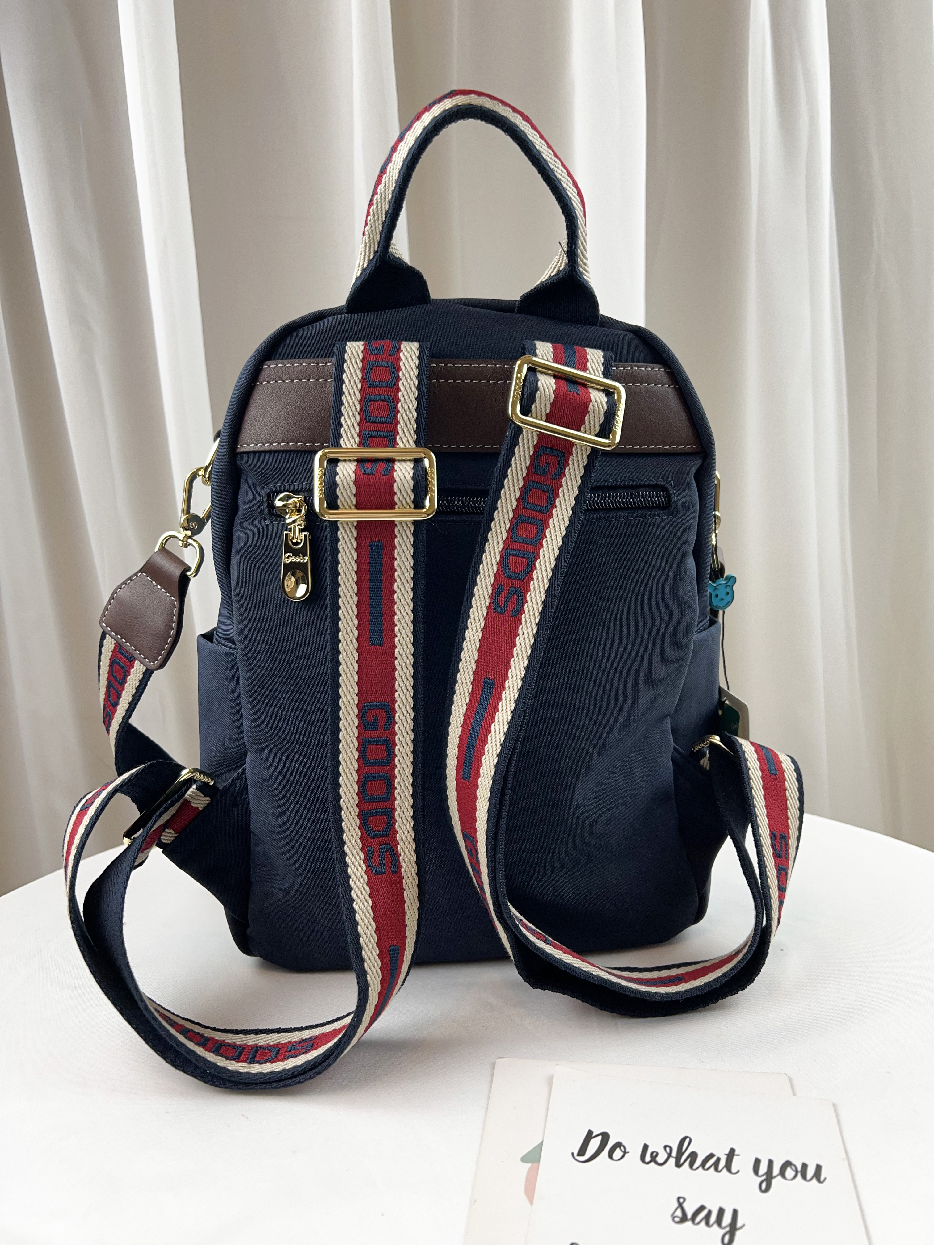 GOODS 織帶丹寧藍 運動風防潑水後背包 / 側背包 附小熊吊飾 #2795